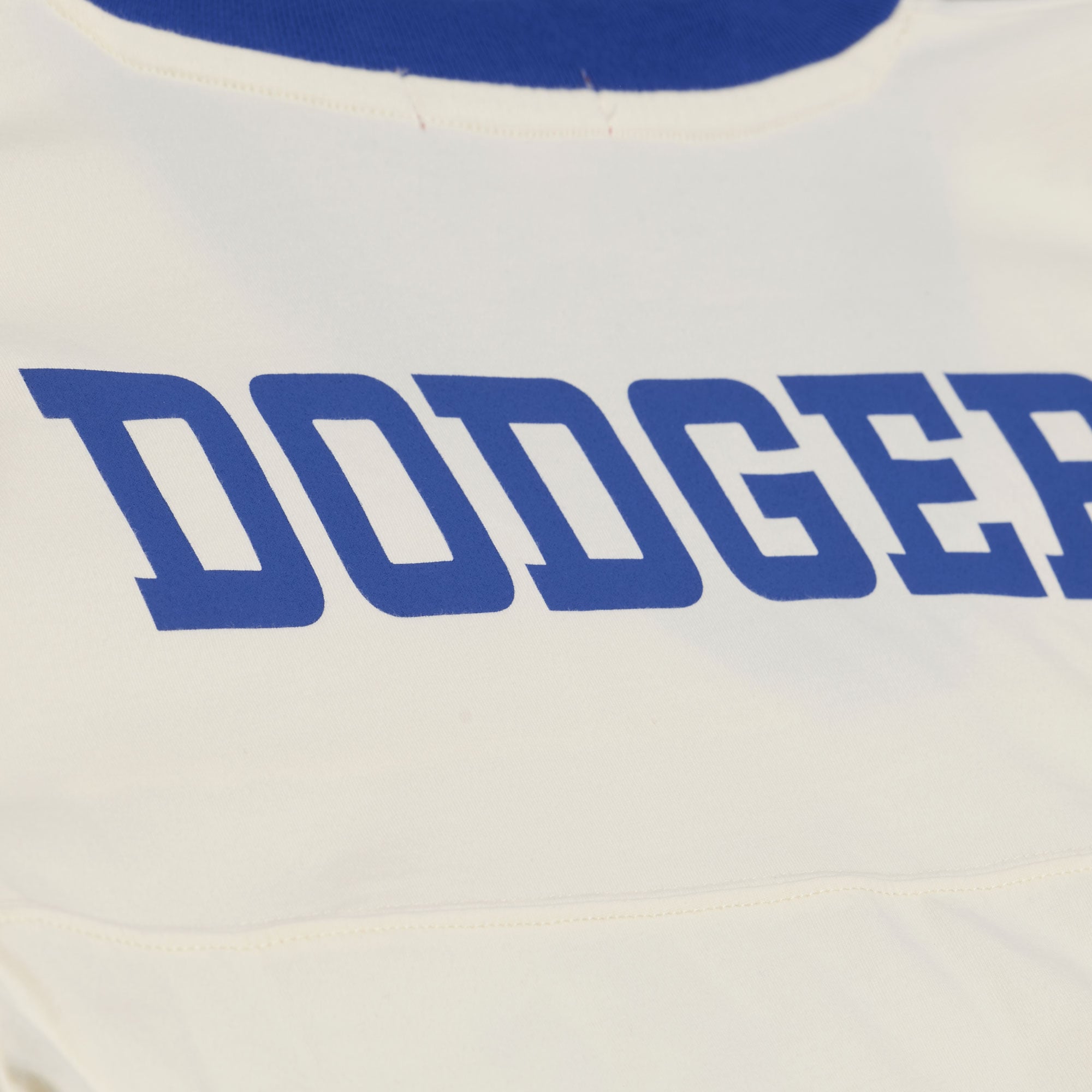 T-shirt Mitchell & Ness crème pour femme, Los Angeles Dodgers Retro Roots Hardwood Classics, coupe courte carrée et col en V
