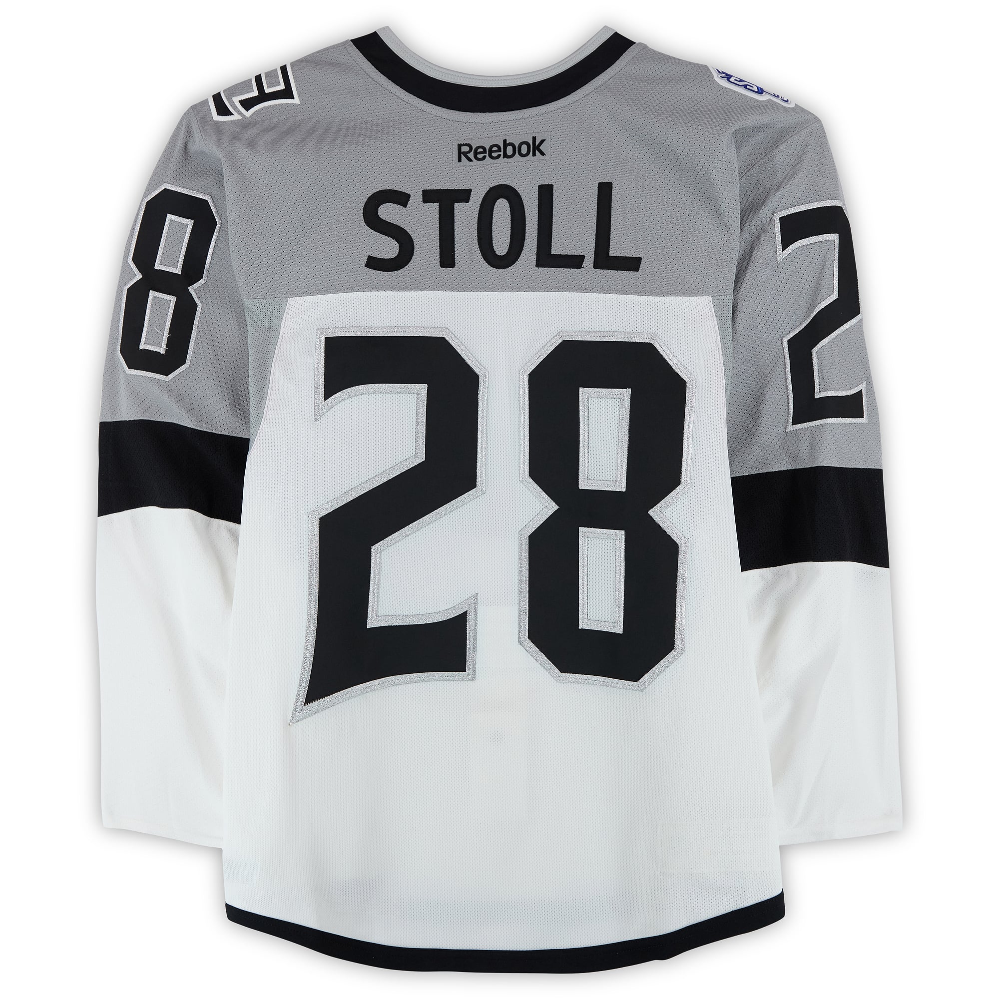 Maillot blanc n° 28 porté par Jarret Stoll lors de l'entraînement des Kings de Los Angeles contre les Sharks de San Jose le 21 février 2015