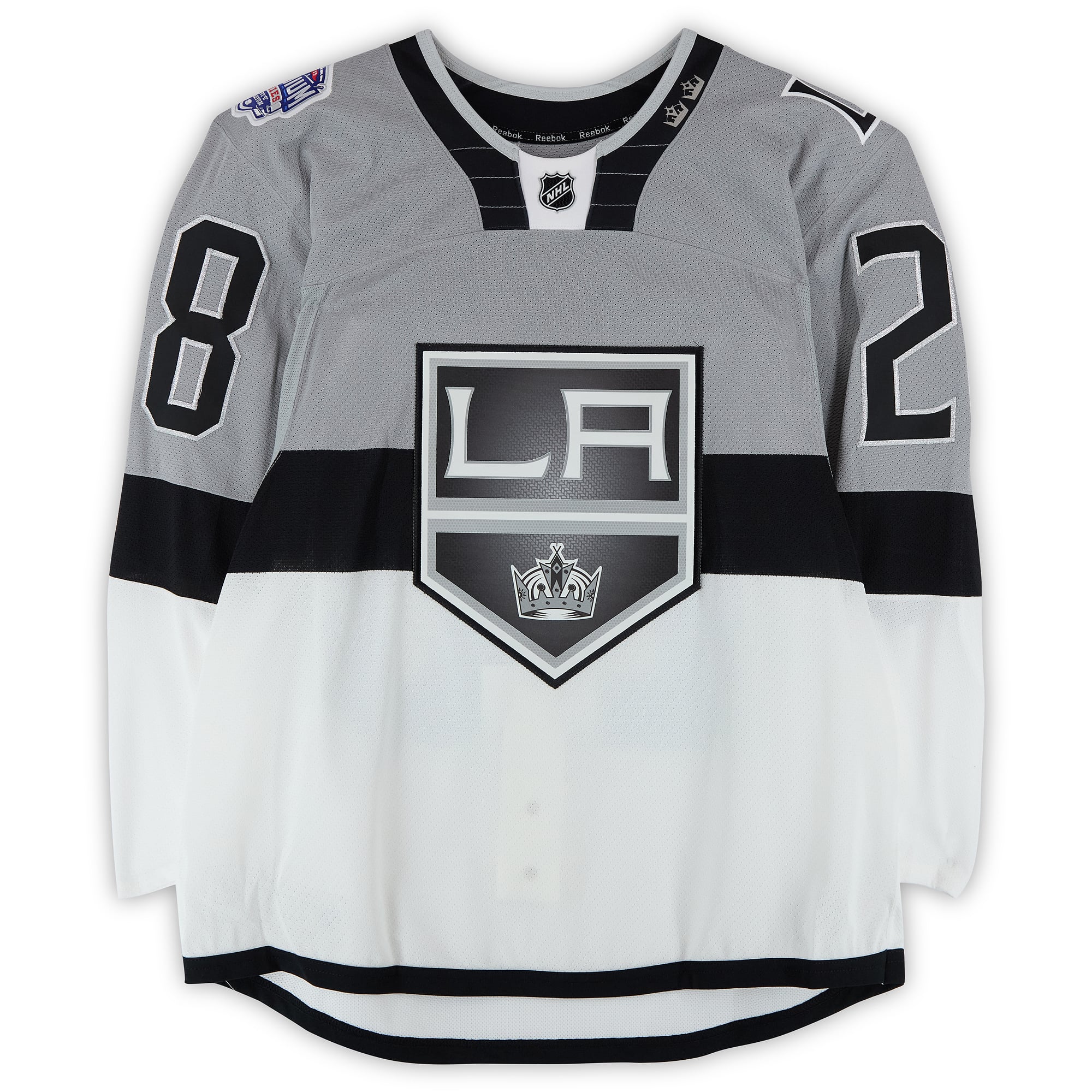 Maillot blanc n° 28 porté par Jarret Stoll lors de l'entraînement des Kings de Los Angeles contre les Sharks de San Jose le 21 février 2015