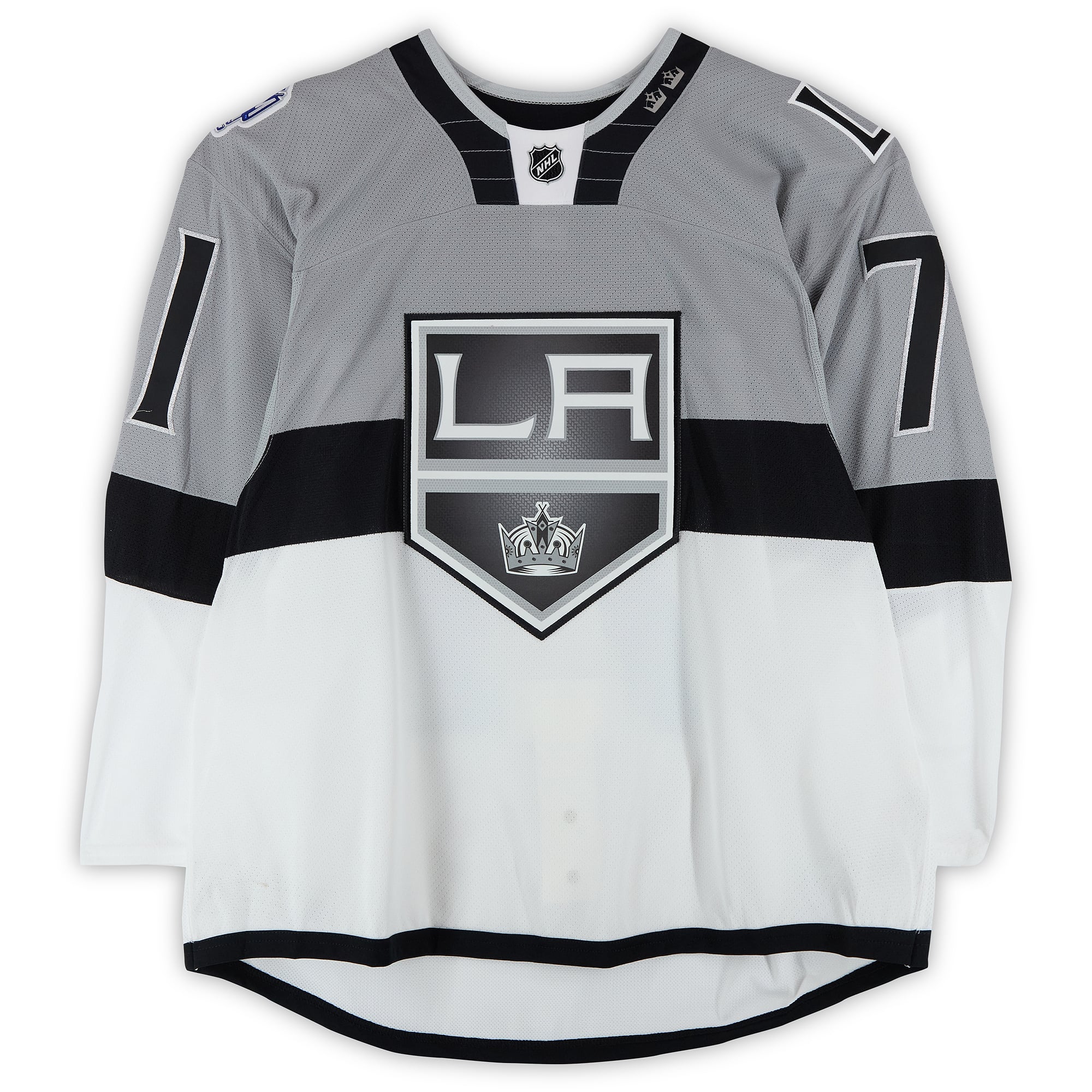 Maillot blanc n° 71 porté par Jordan Nolan lors de l'entraînement des Kings de Los Angeles contre les Sharks de San Jose le 21 février 2015
