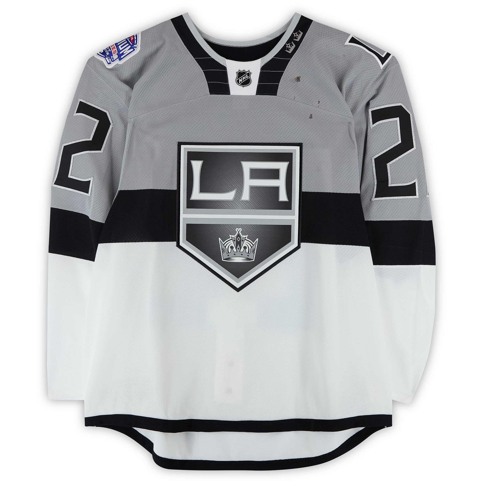 Maillot blanc n° 22 porté par Trevor Lewis lors de l'entraînement des Kings de Los Angeles contre les Sharks de San Jose le 21 février 2015
