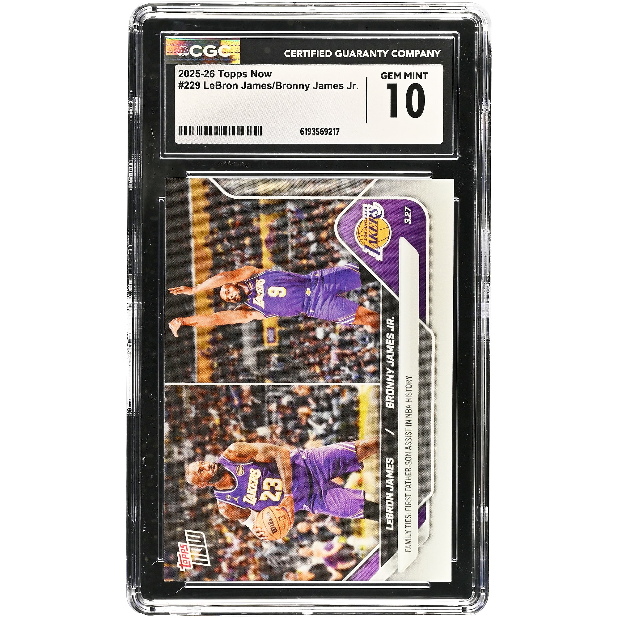 LeBron James et Bronny James Jr. Los Angeles Lakers 2025-26 Topps Now Liens familiaux : Première passe décisive père-fils de l'histoire de la NBA #229 Carte authentifiée CGC 10