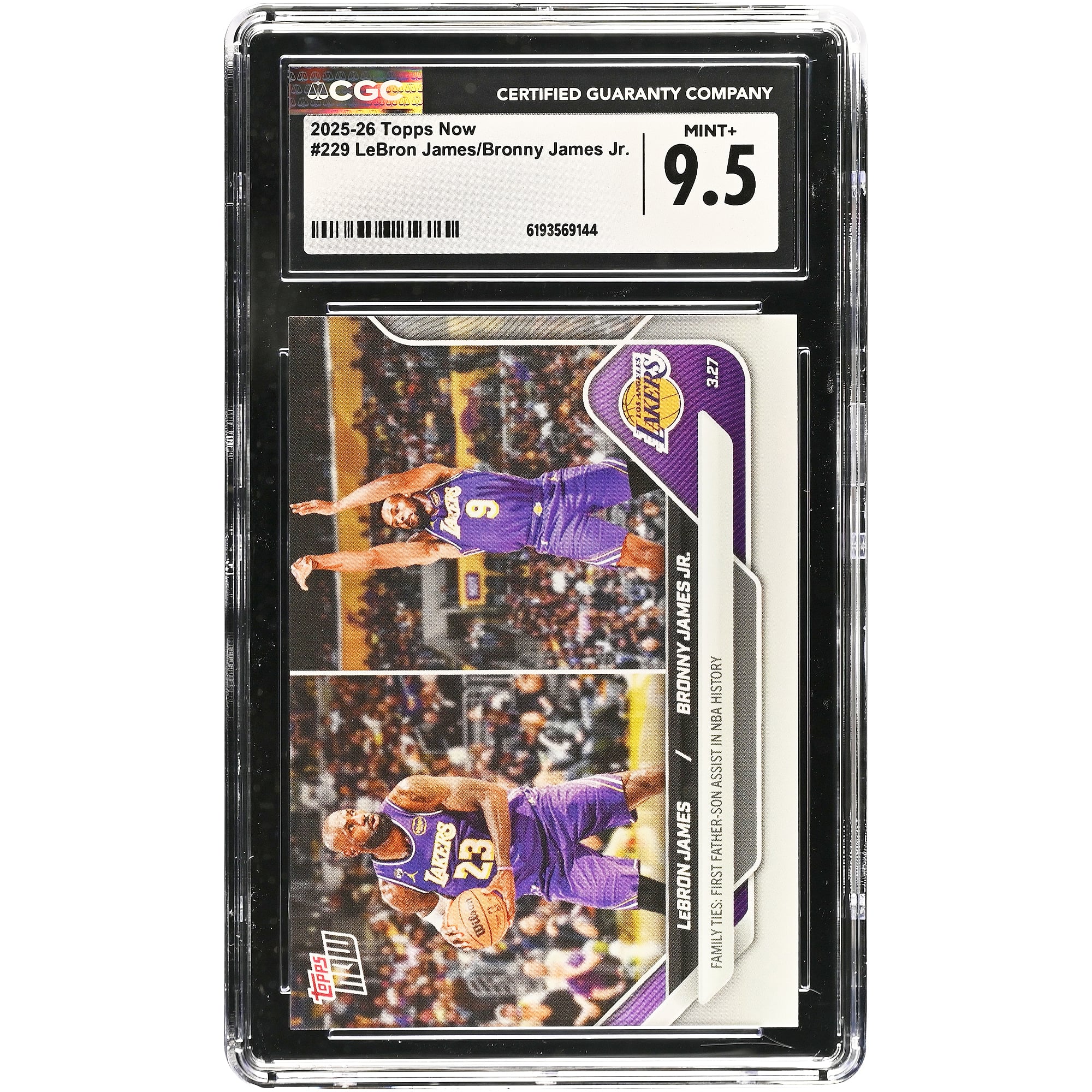 LeBron James et Bronny James Jr. Los Angeles Lakers 2025-26 Topps Now Liens de famille : Première passe décisive père-fils de l'histoire de la NBA #229 Carte authentifiée CGC 9.5