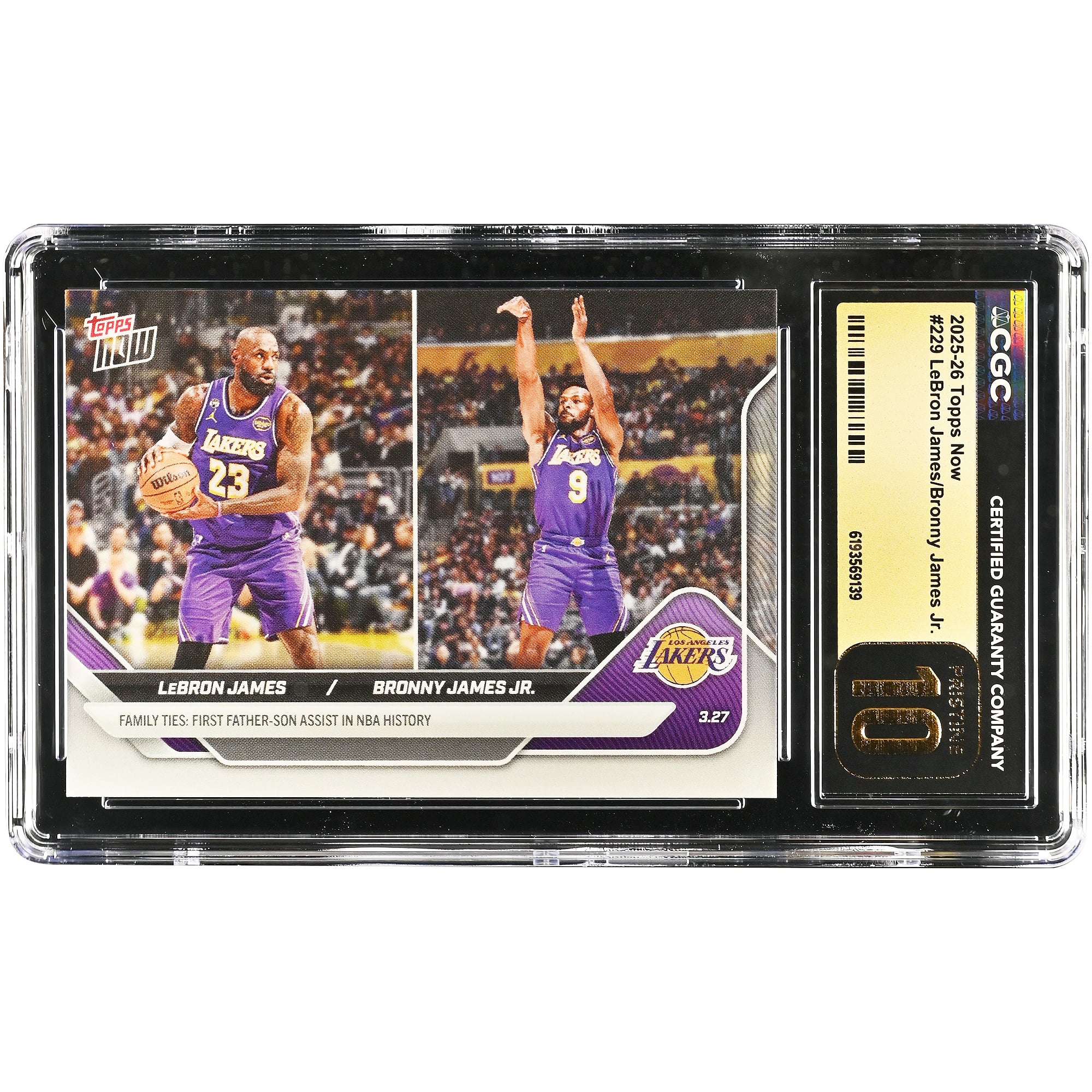LeBron James et Bronny James Jr. Los Angeles Lakers 2025-26 Topps Now Liens de famille : Première passe décisive père-fils de l'histoire de la NBA #229 Authentifiée CGC Pristine 10