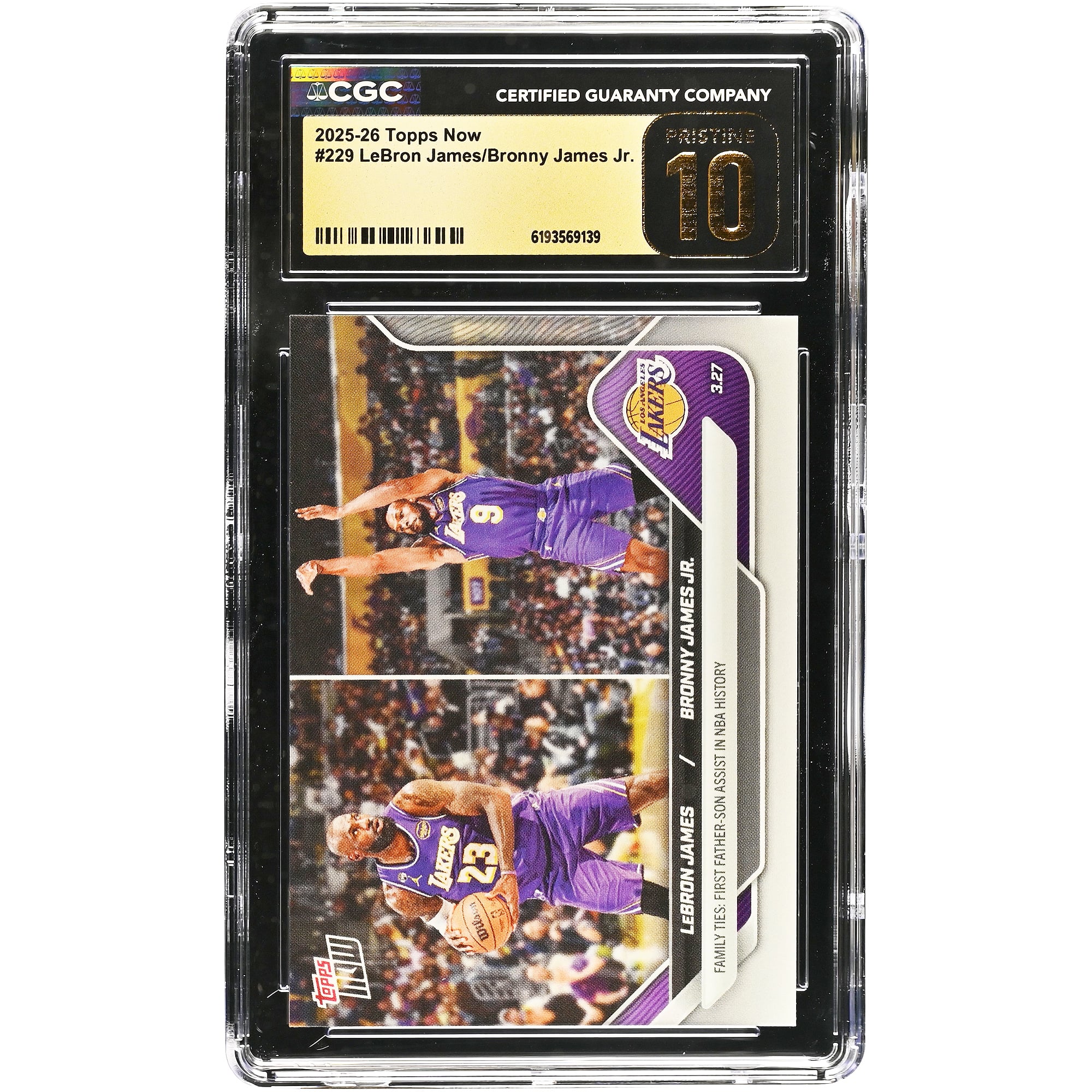 LeBron James et Bronny James Jr. Los Angeles Lakers 2025-26 Topps Now Liens de famille : Première passe décisive père-fils de l'histoire de la NBA #229 Authentifiée CGC Pristine 10