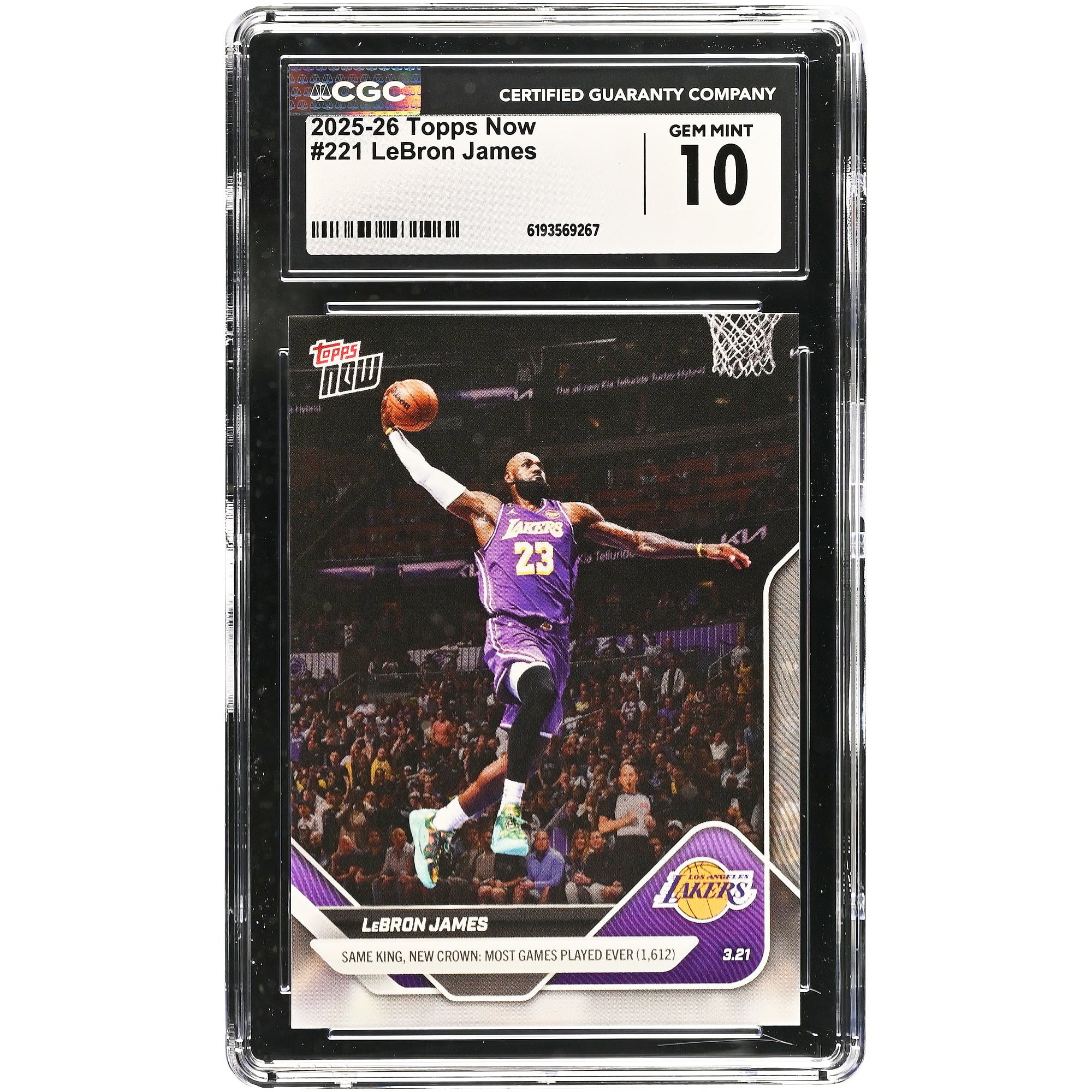 Carte Topps Now 2025-26 de LeBron James, Los Angeles Lakers : Même roi, nouvelle couronne : Carte ayant joué le plus de matchs (1 612) n° 221 authentifiée par CGC (10 cartes).