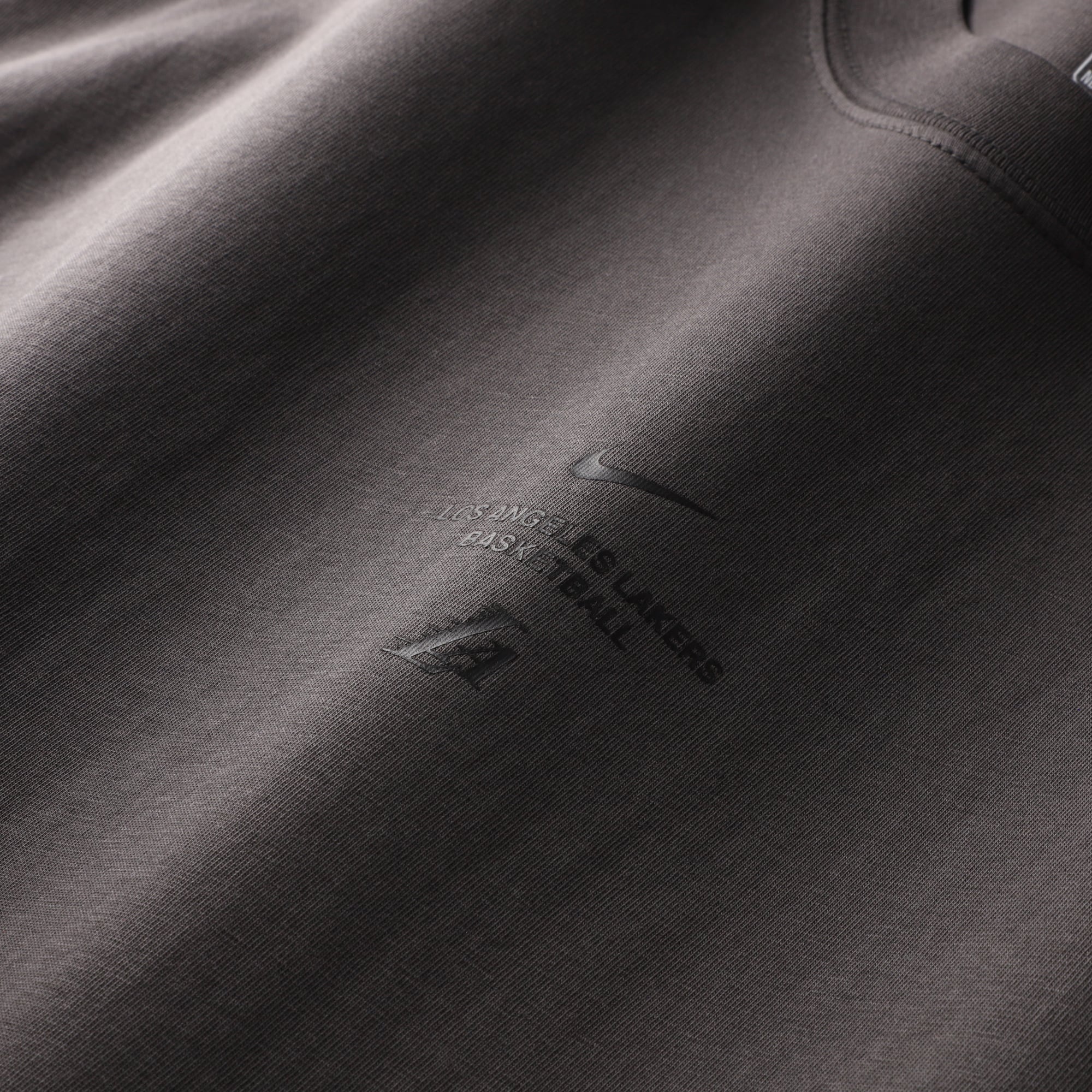 T-shirt Nike Max 90 d'avant-match, coloris anthracite, Los Angeles Lakers 2026, édition standard.