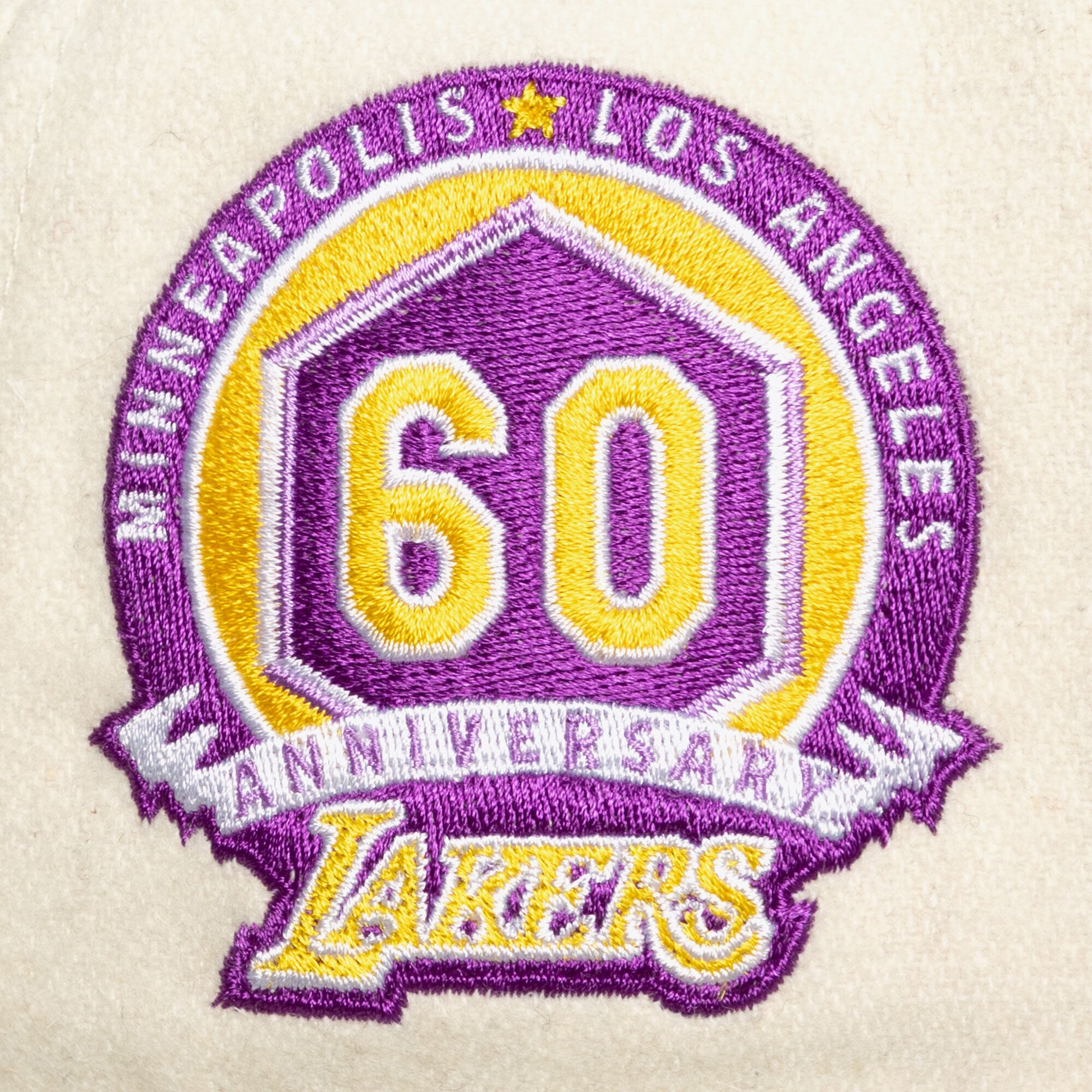 Casquette unisexe Mitchell & Ness crème Los Angeles Lakers Team Pro ajustable