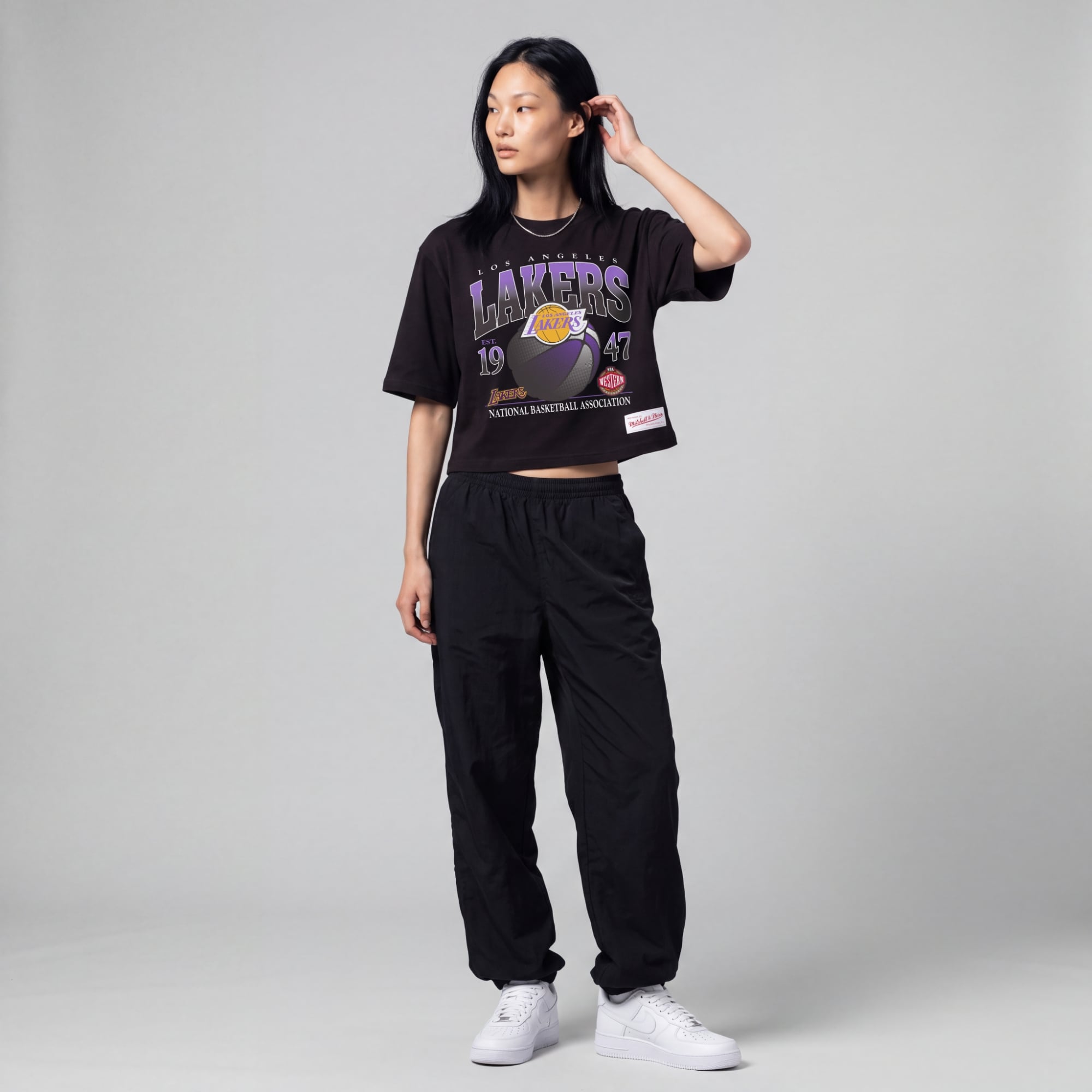 T-shirt court à imprimé graphique noir Mitchell & Ness Los Angeles Lakers pour femme