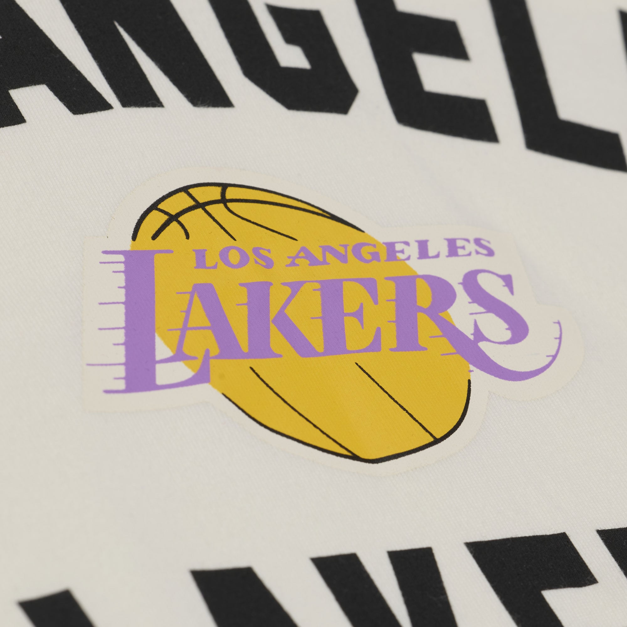 T-shirt Mitchell & Ness crème pour femme, Los Angeles Lakers Retro Roots Hardwood Classics, coupe courte carrée et col en V