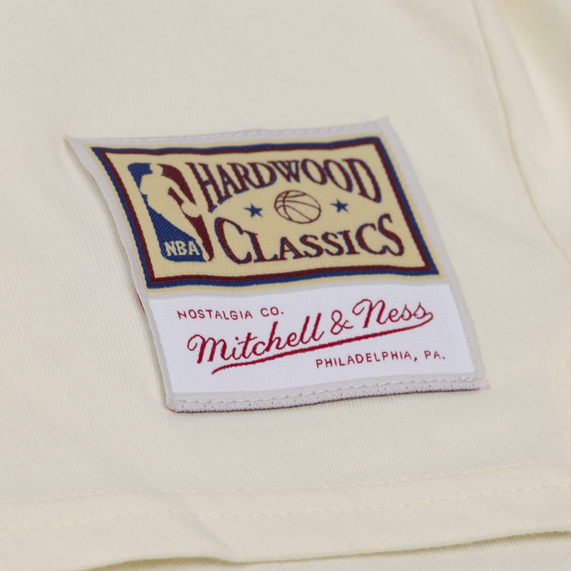 T-shirt Mitchell & Ness crème pour femme, Los Angeles Lakers Retro Roots Hardwood Classics, coupe courte carrée et col en V
