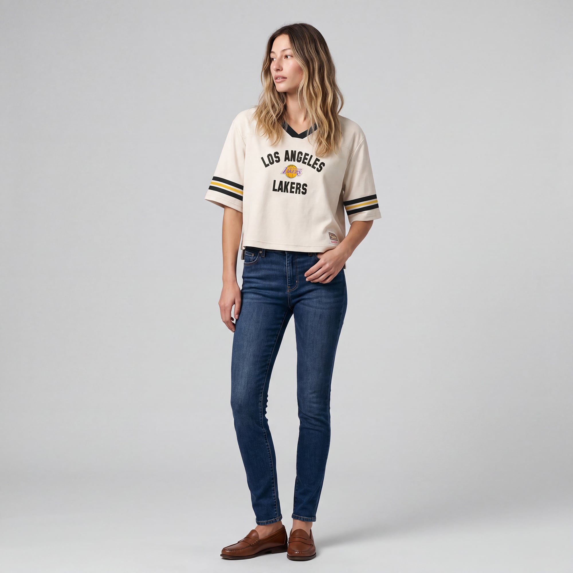 T-shirt Mitchell & Ness crème pour femme, Los Angeles Lakers Retro Roots Hardwood Classics, coupe courte carrée et col en V