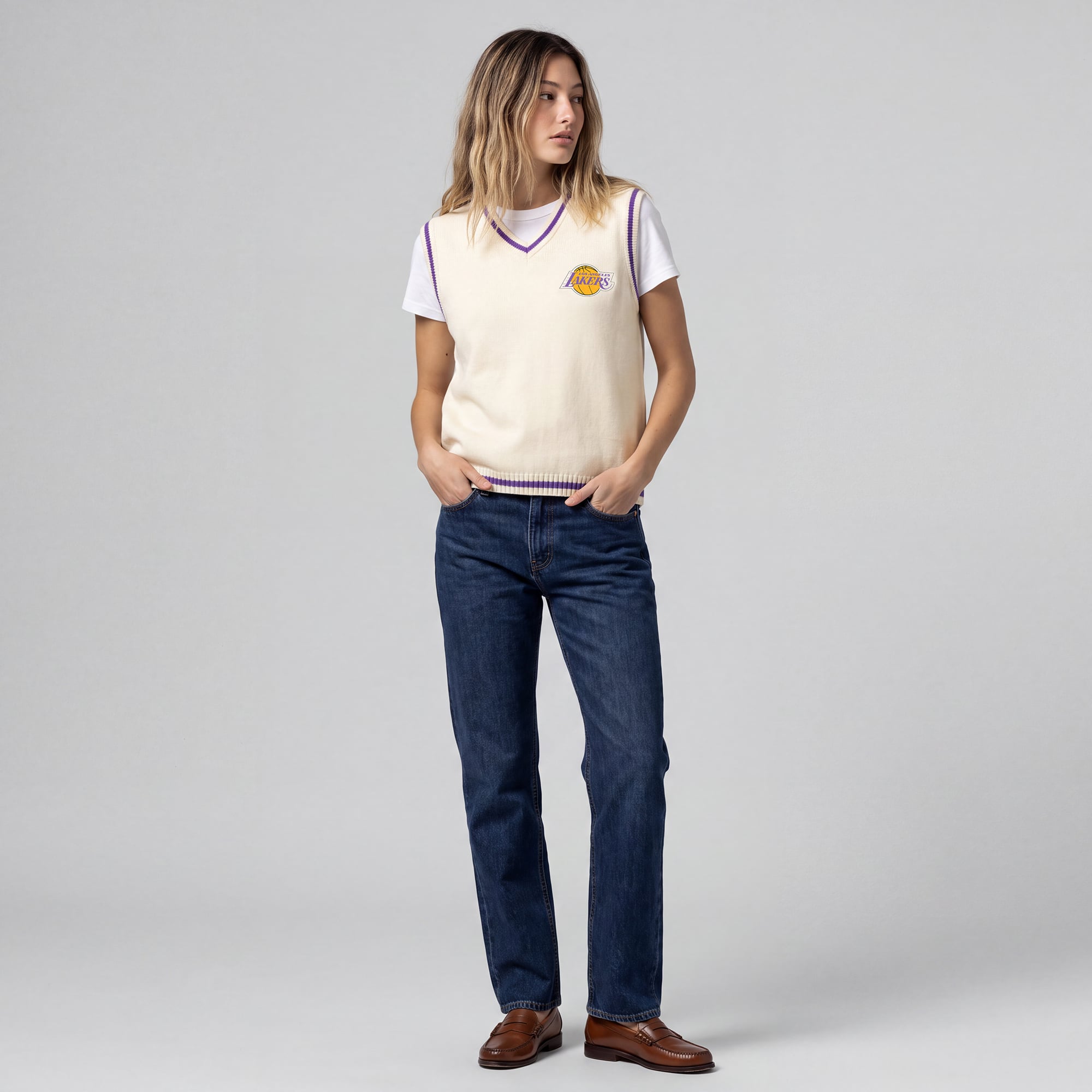 Gilet sans manches Mitchell & Ness crème pour femme, Los Angeles Lakers Retro Roots, col en V