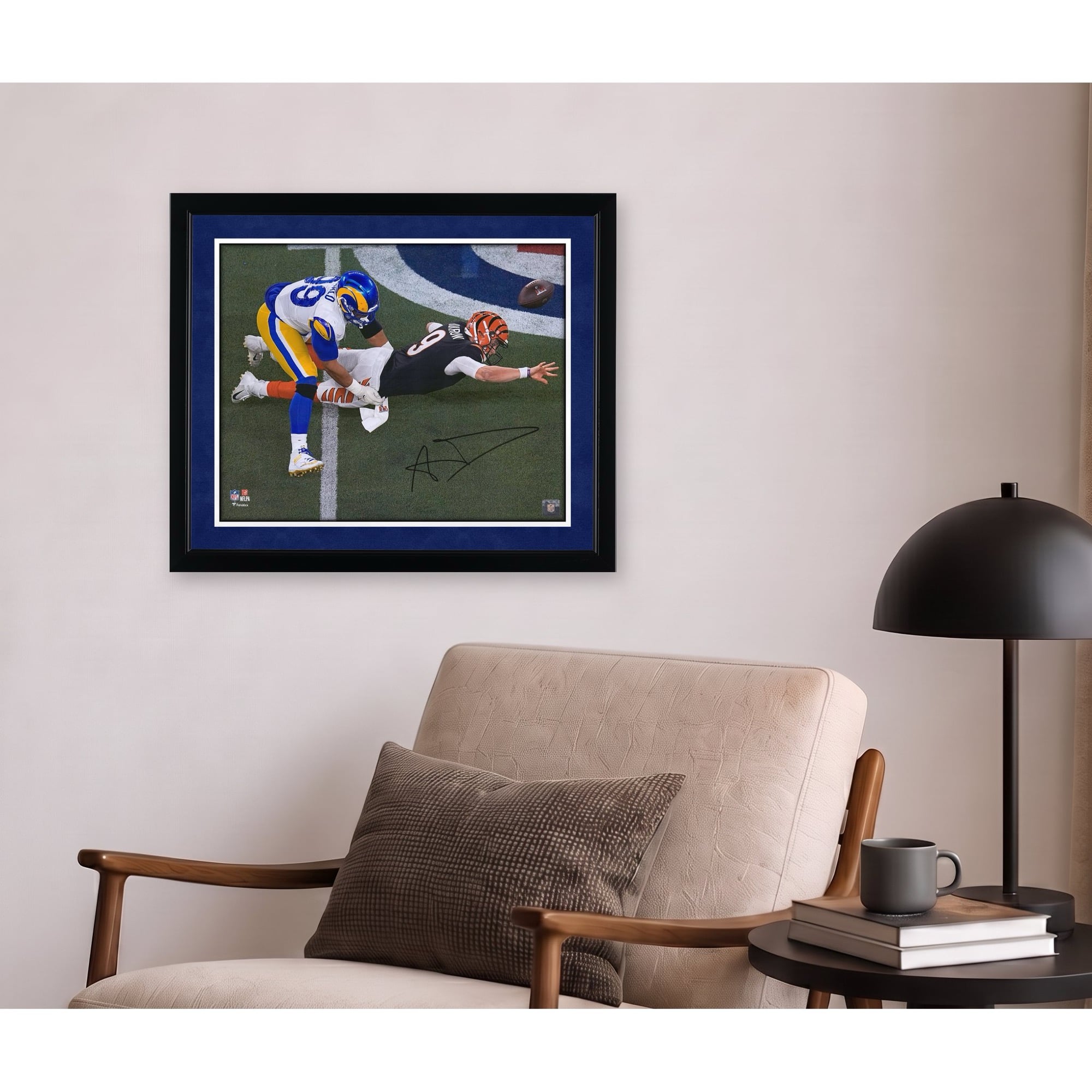 Photo dédicacée par Aaron Donald, joueur des Rams de Los Angeles, lors de son sack au Super Bowl LVI (40 x 50 cm).