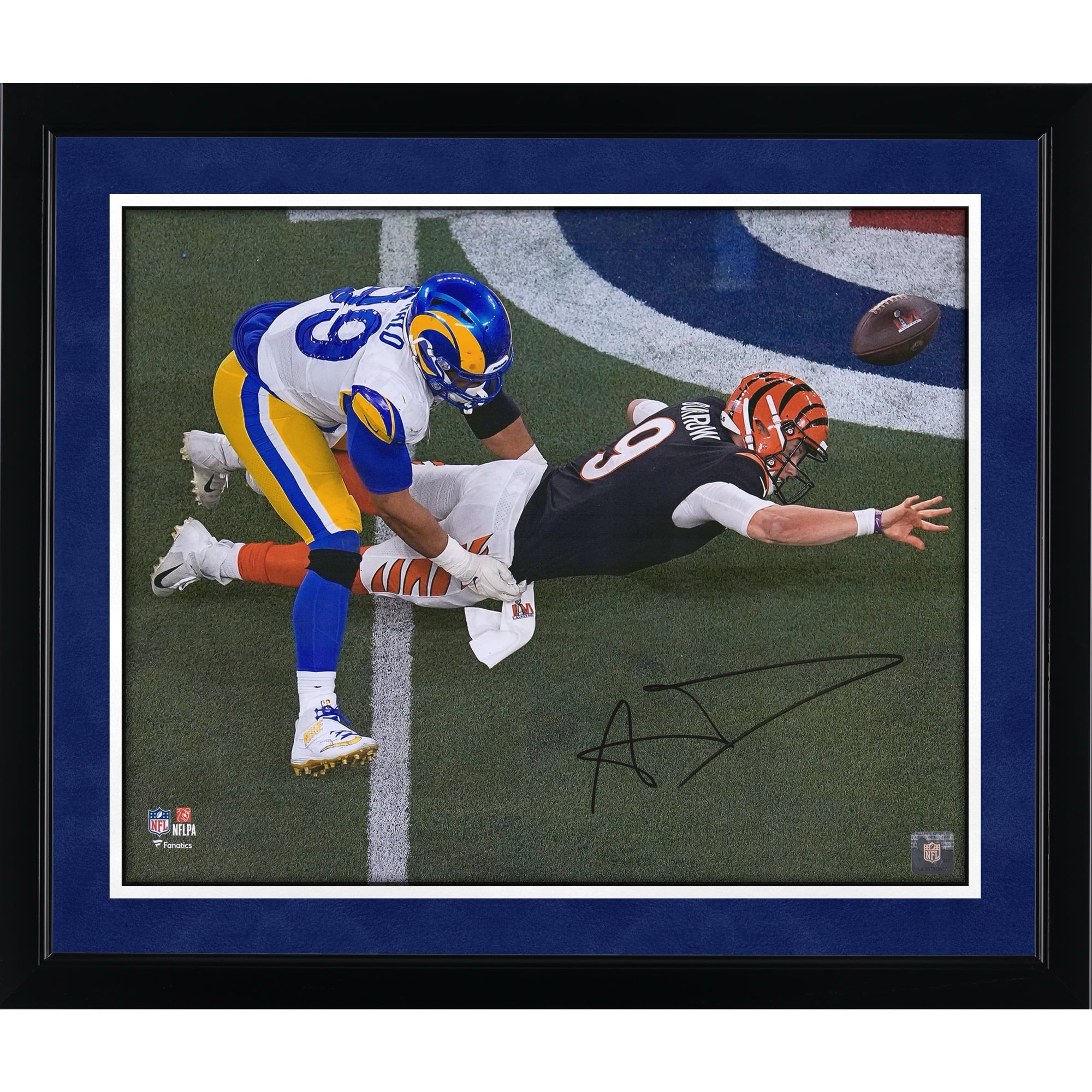Photo dédicacée par Aaron Donald, joueur des Rams de Los Angeles, lors de son sack au Super Bowl LVI (40 x 50 cm).