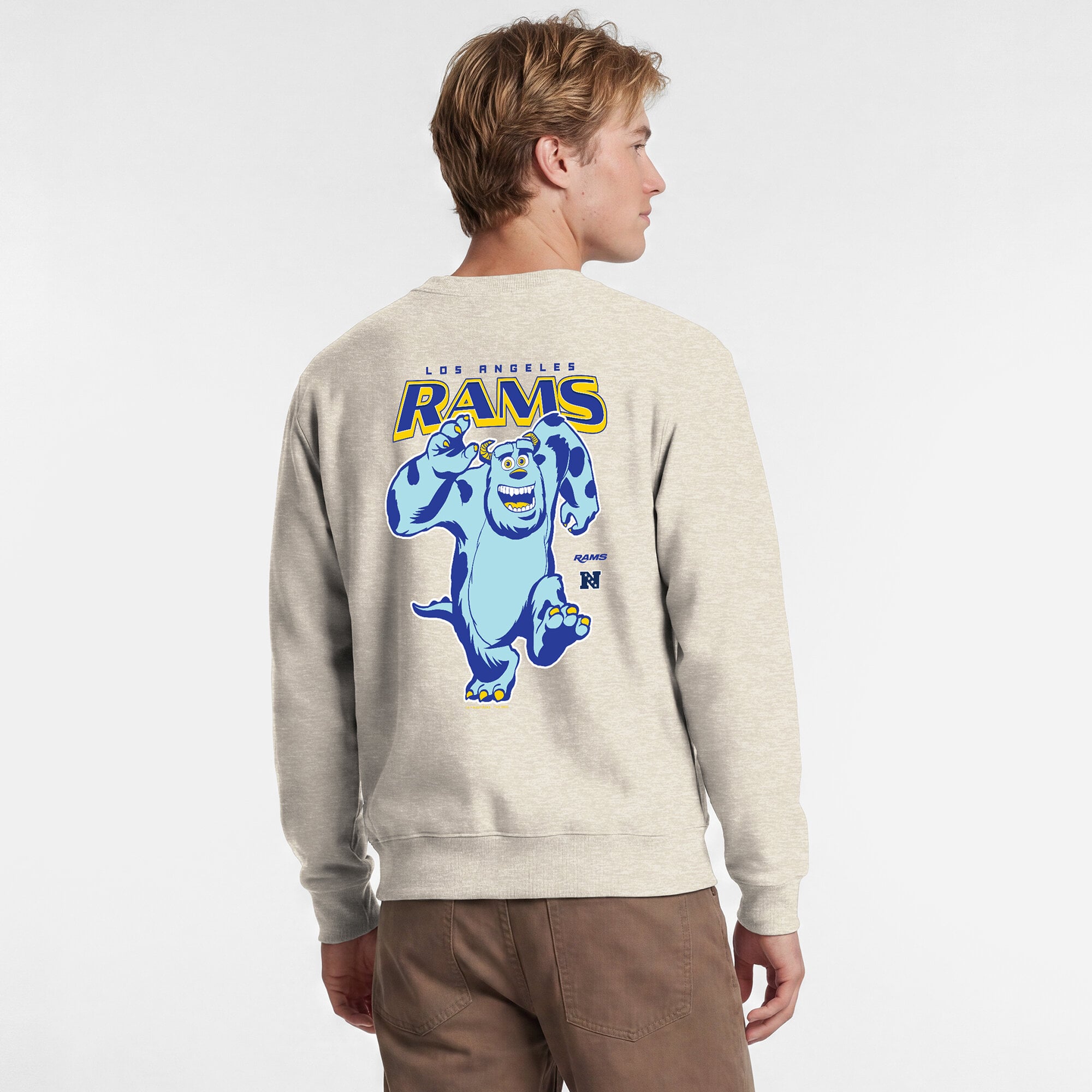 Sweat-shirt à col rond Disney x Champion pour homme, couleur avoine, logo Los Angeles Rams Powerblend, poitrine gauche, arrière.