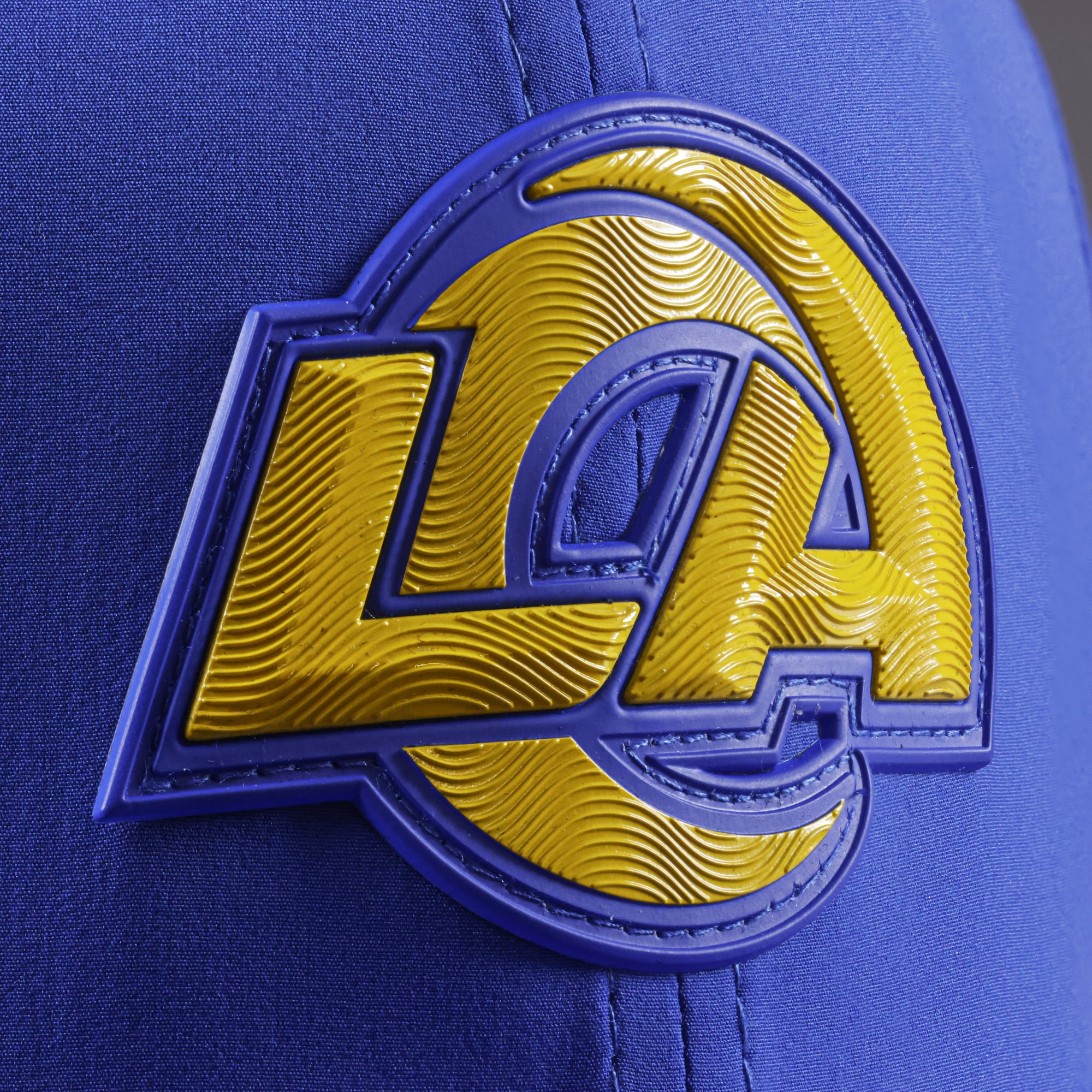 Casquette ajustable New Era Royal Los Angeles Rams 2026 Sideline 9SEVENTY pour homme