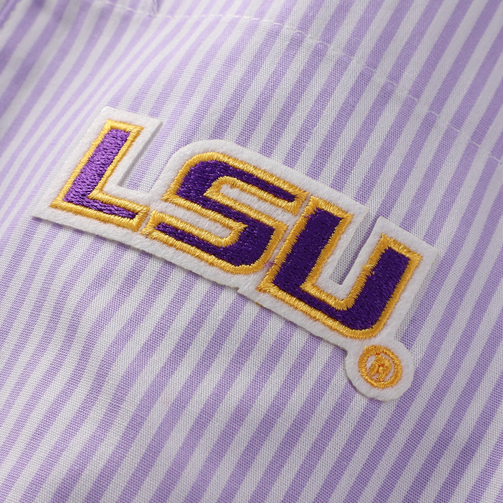 Chemise boutonnée rayée courte lavande LSU Tigers pour femmes, idéale les jours de match.