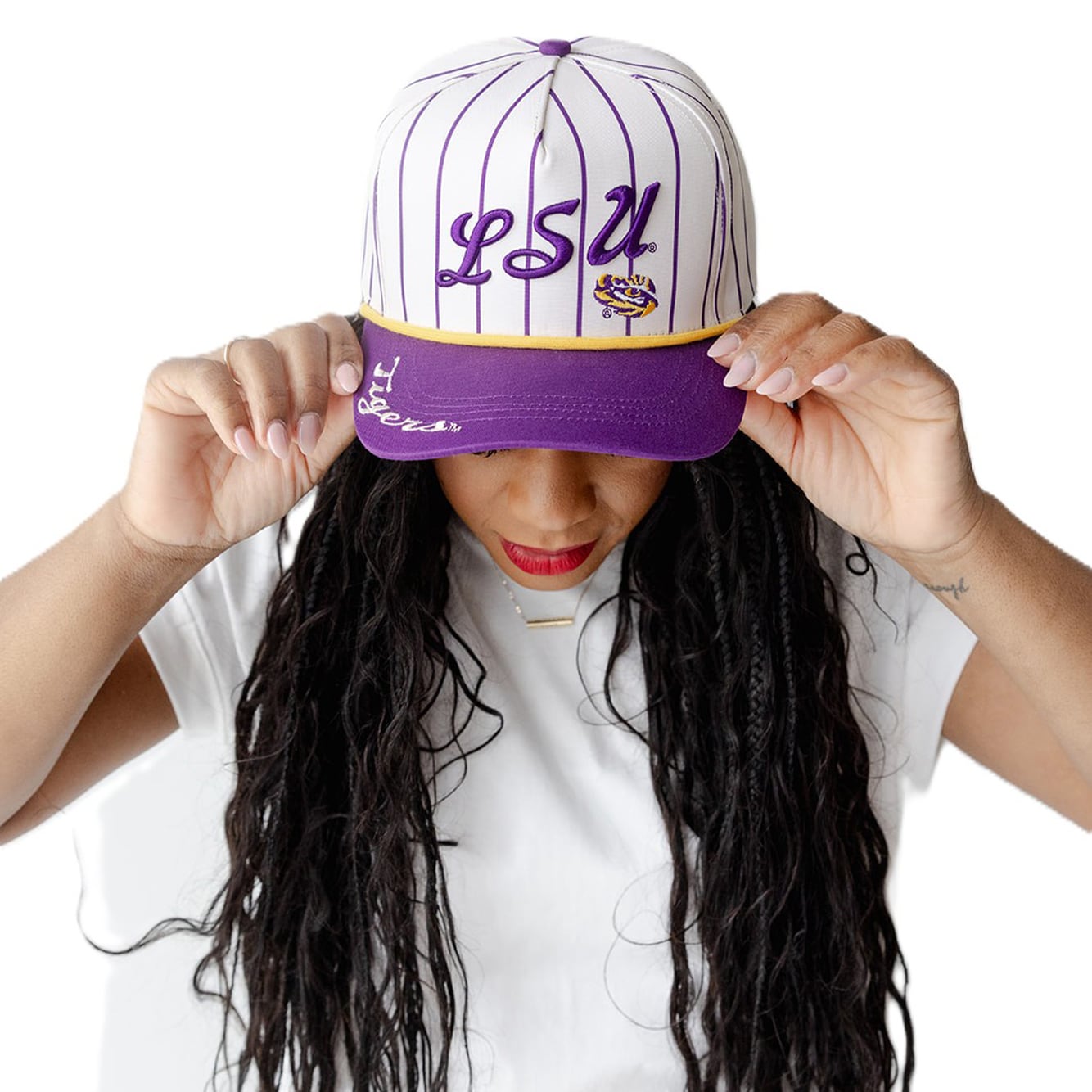 Casquette à rayures blanches LSU Tigers pour femmes, modèle à cinq panneaux ajustable par corde, style Gameday Social.
