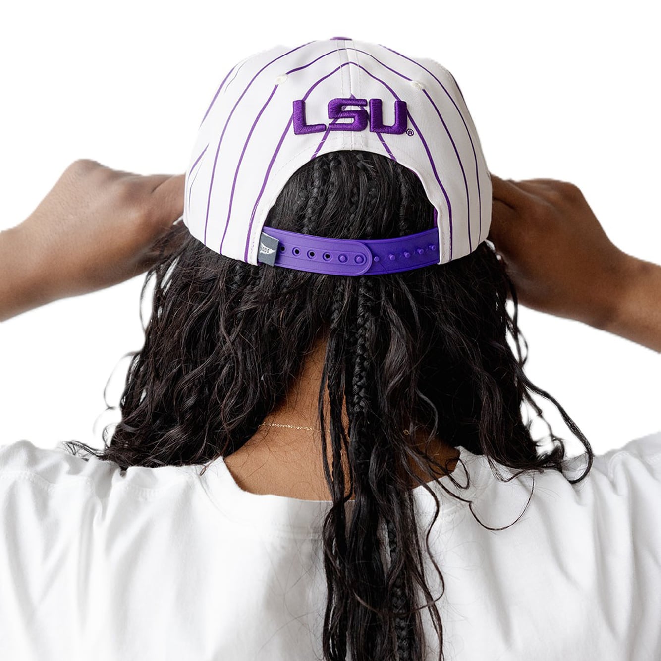 Casquette à rayures blanches LSU Tigers pour femmes, modèle à cinq panneaux ajustable par corde, style Gameday Social.