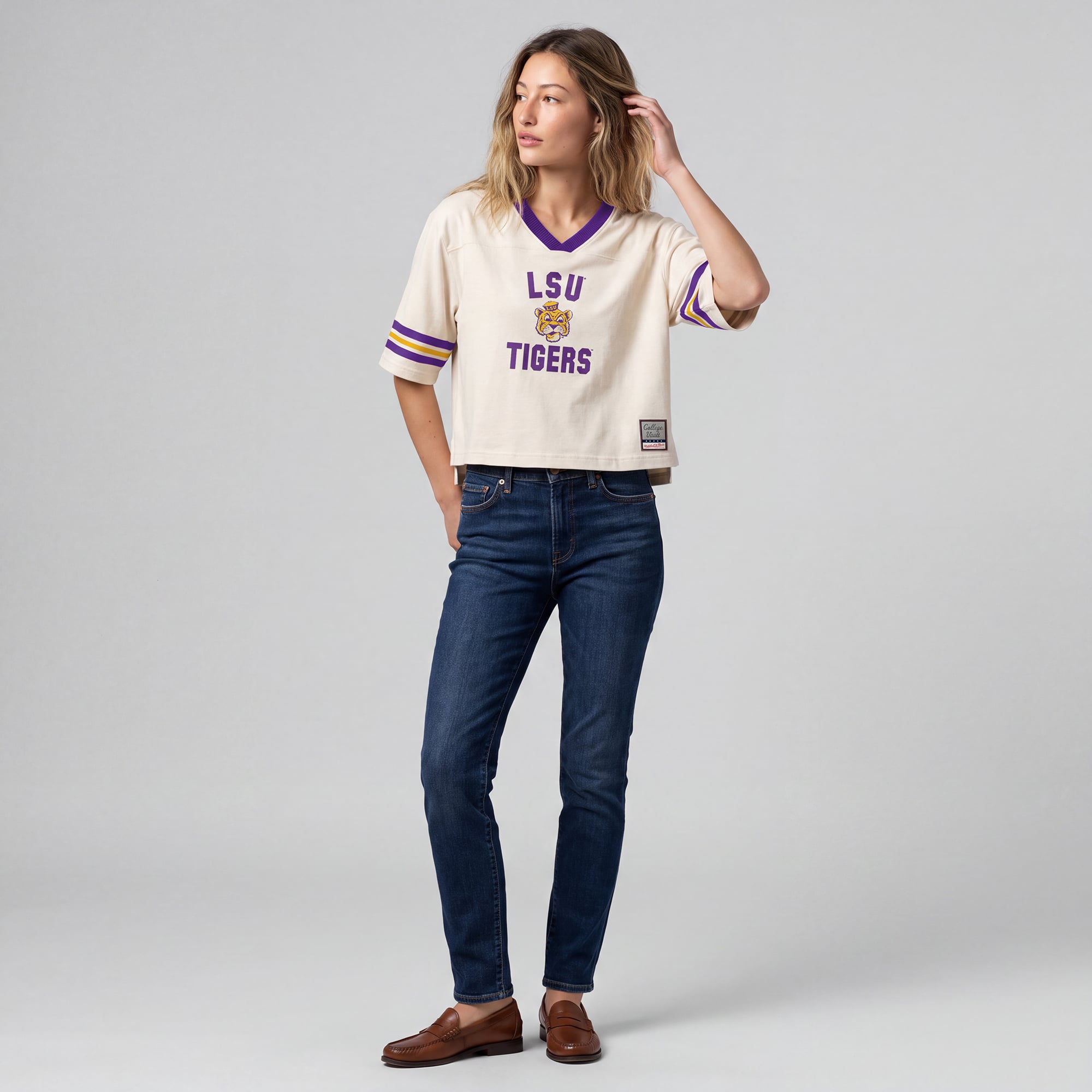 T-shirt court à empiècement carré Mitchell & Ness crème pour femme, modèle LSU Tigers Retro Roots