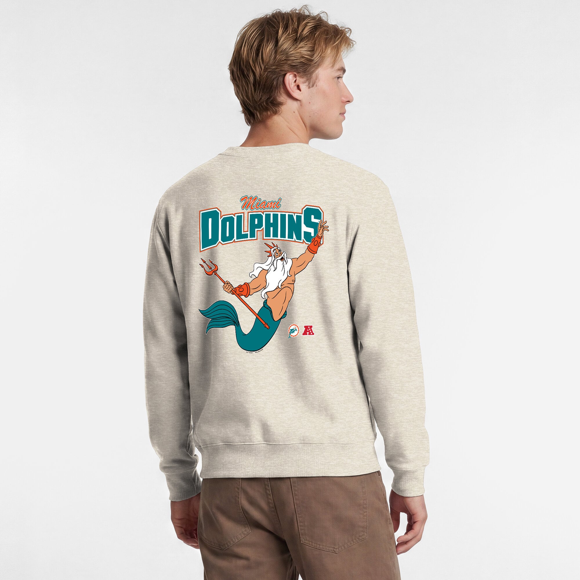 Sweat-shirt à col rond pour homme Disney x Champion Miami Dolphins Powerblend couleur avoine, logo poitrine gauche et dos.