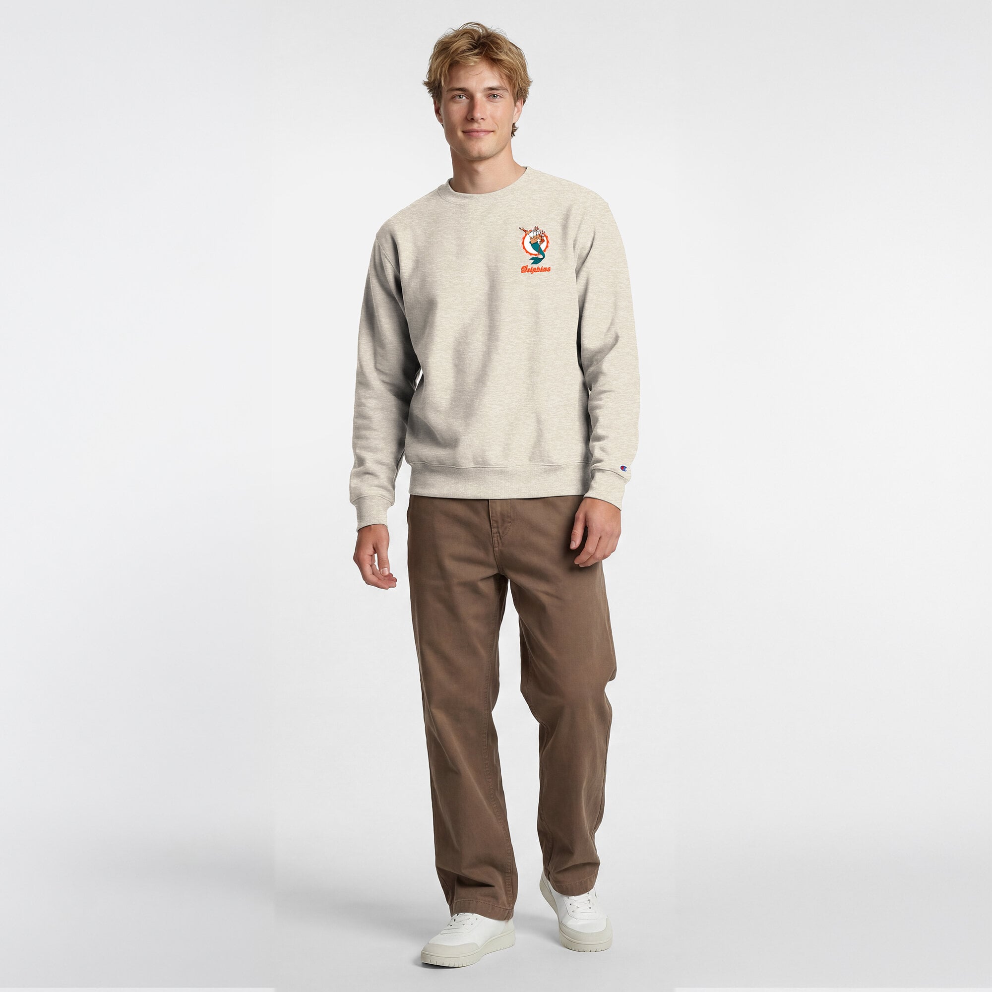 Sweat-shirt à col rond pour homme Disney x Champion Miami Dolphins Powerblend couleur avoine, logo poitrine gauche et dos.