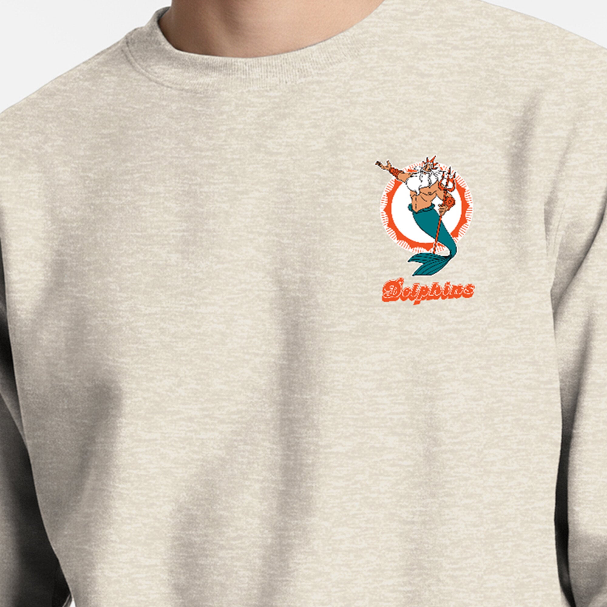 Sweat-shirt à col rond pour homme Disney x Champion Miami Dolphins Powerblend couleur avoine, logo poitrine gauche et dos.