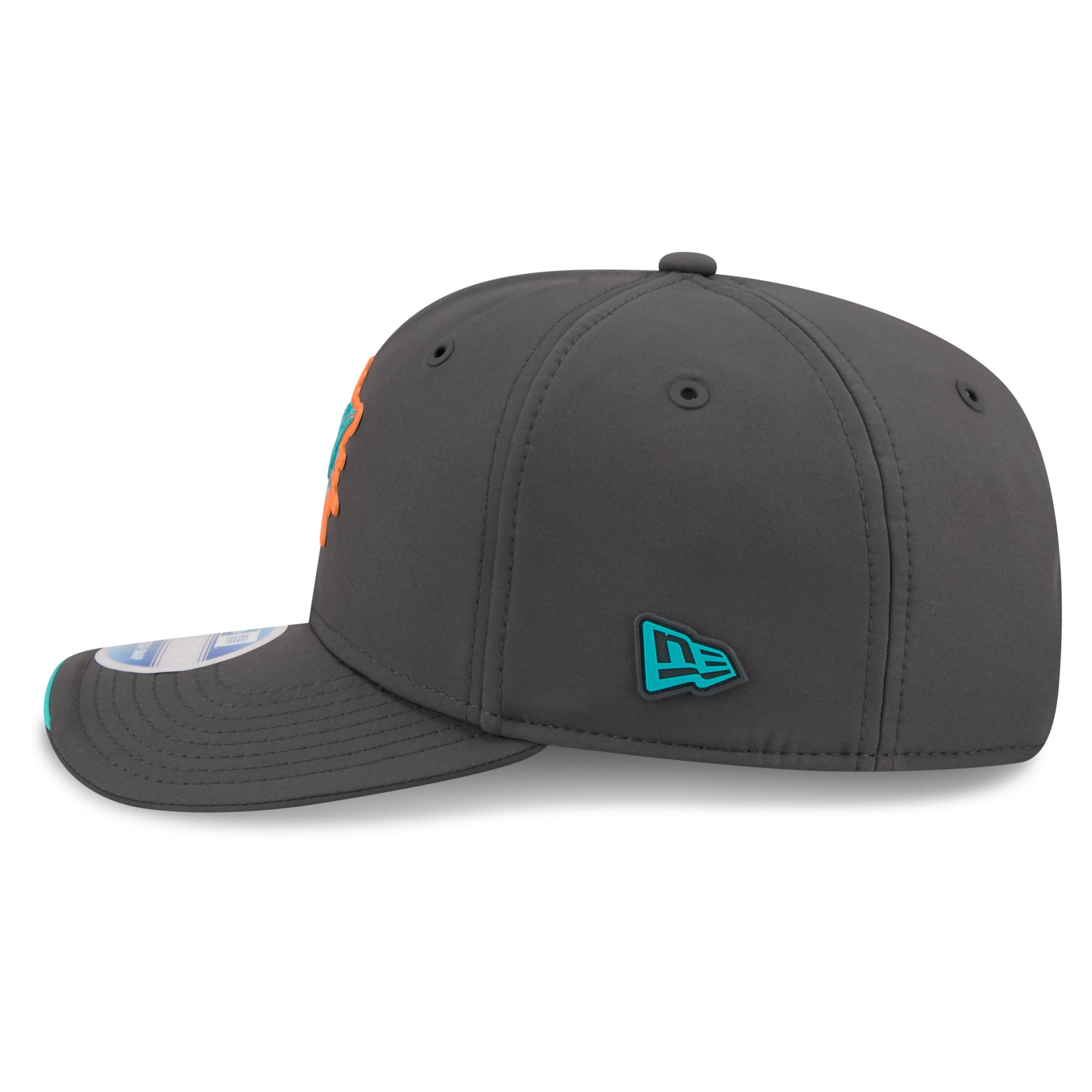 Casquette ajustable New Era anthracite Miami Dolphins 2026 Sideline pour homme, modèle 9SEVENTY, idéale pour les temps froids.