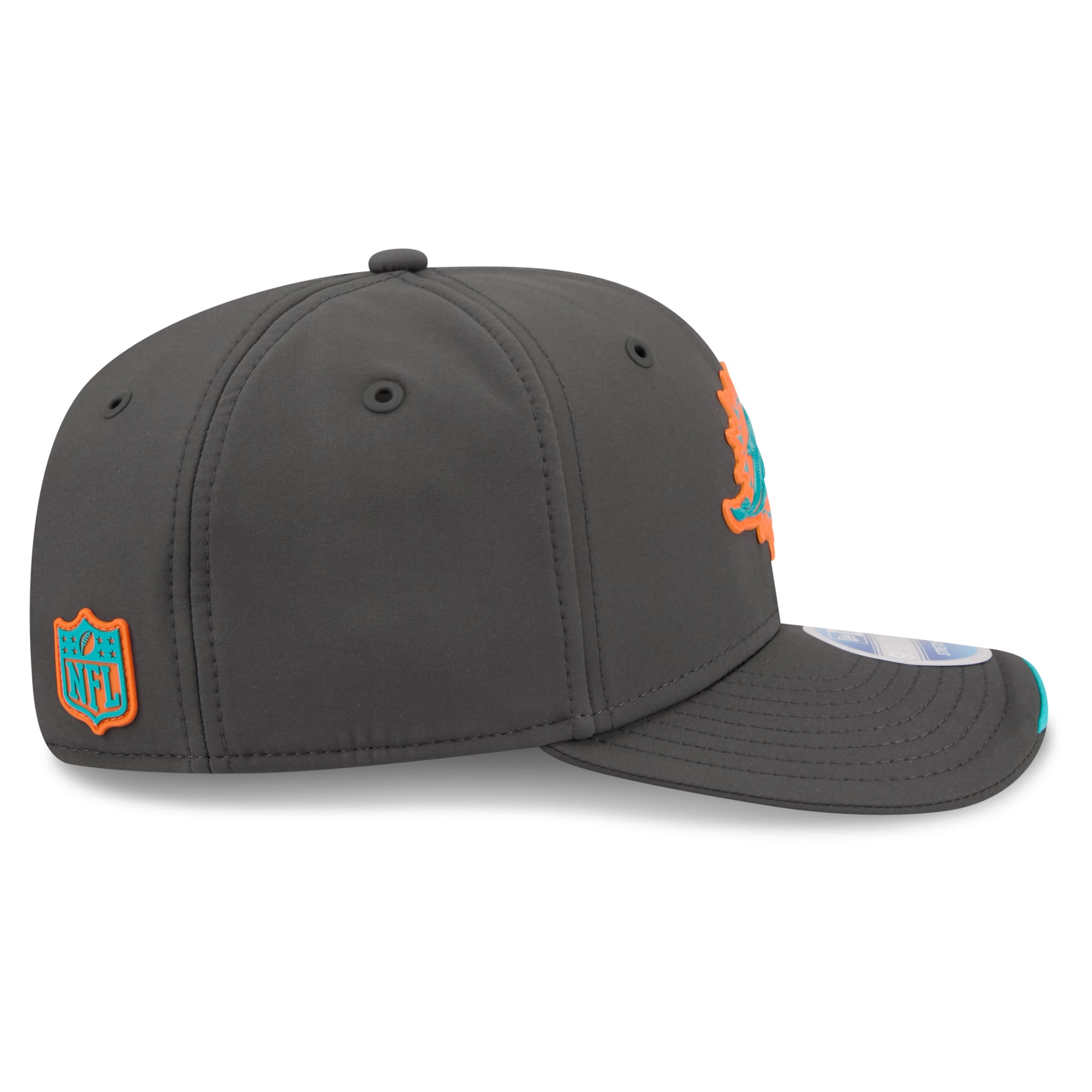 Casquette ajustable New Era anthracite Miami Dolphins 2026 Sideline pour homme, modèle 9SEVENTY, idéale pour les temps froids.