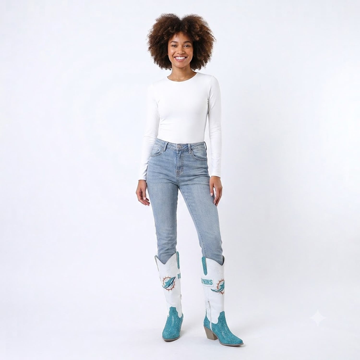 Bottes de cowboy blanches à cristaux FABGATING by Cuce pour femmes, ornées dauphins Miami.