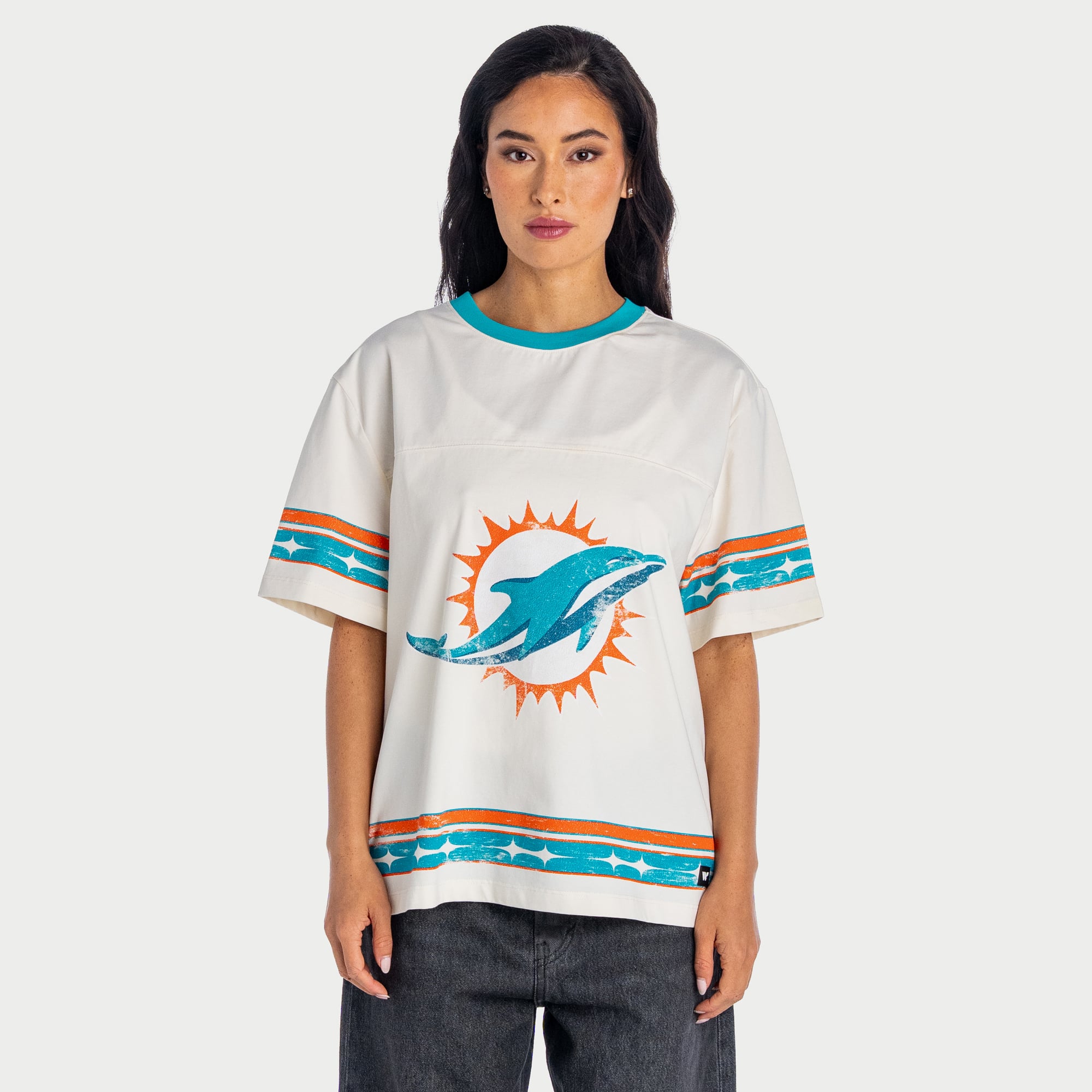 T-shirt boyfriend oversize crème Miami Dolphins pour femme de la marque The Wild Collective