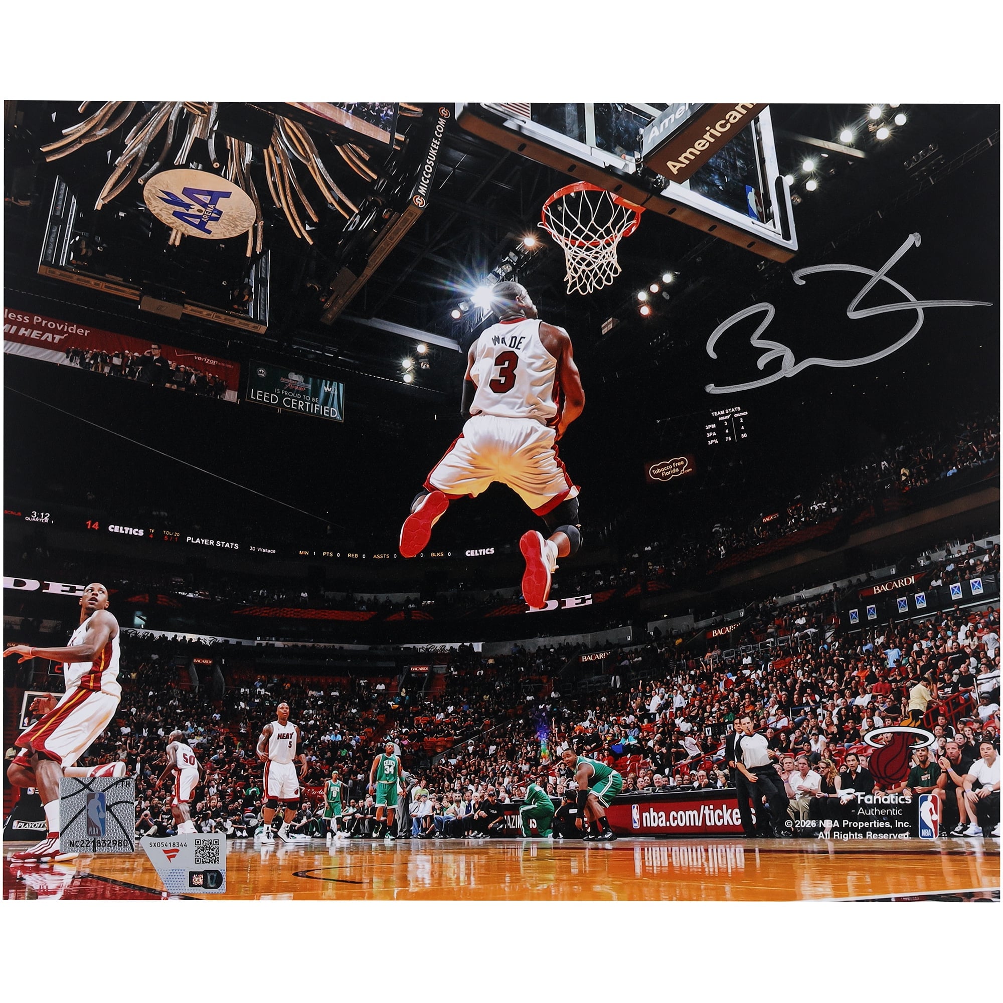 Photo de dunk inversée de Dwyane Wade (Miami Heat), autographiée (8" x 10")