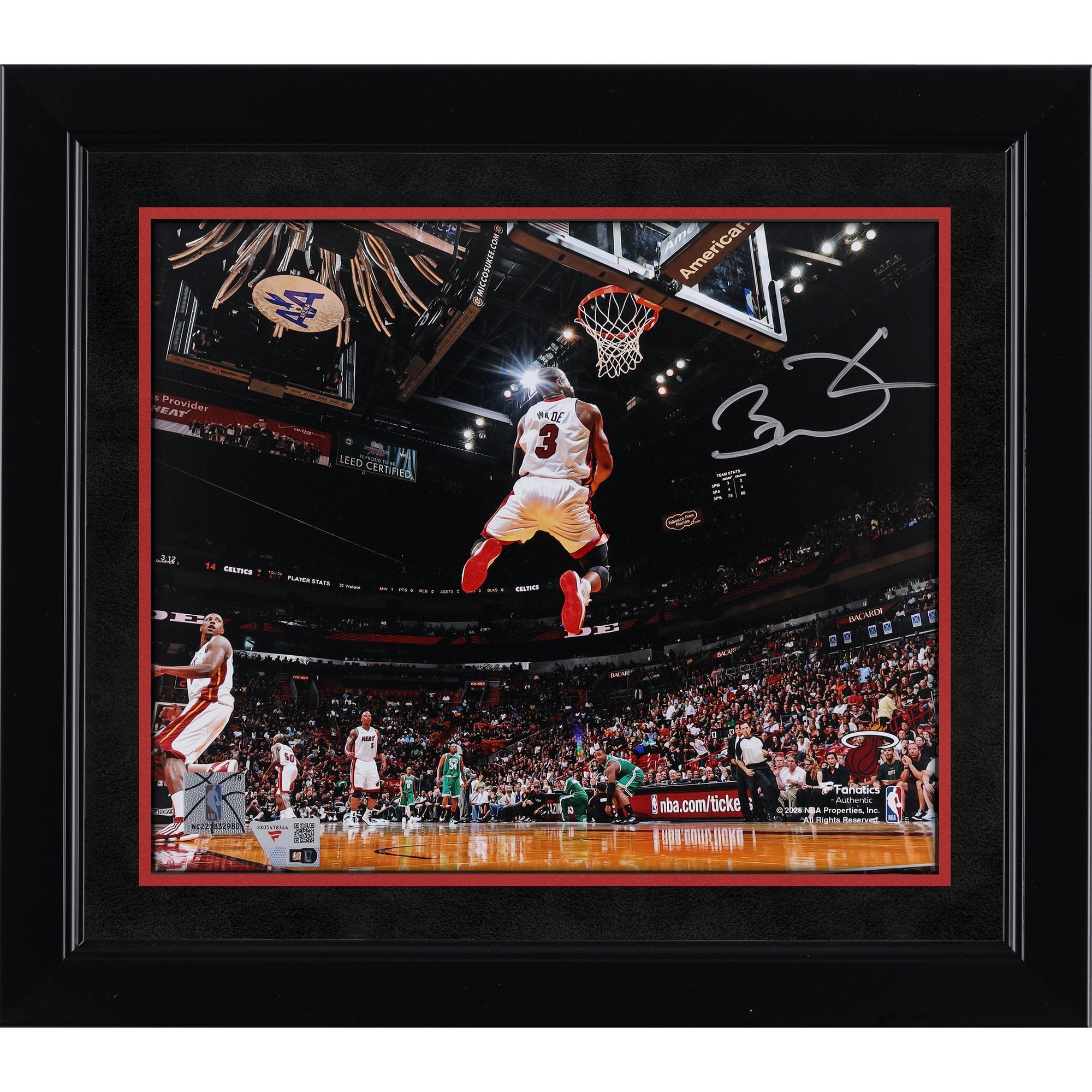 Photo de dunk inversée de Dwyane Wade (Miami Heat), autographiée (8" x 10")