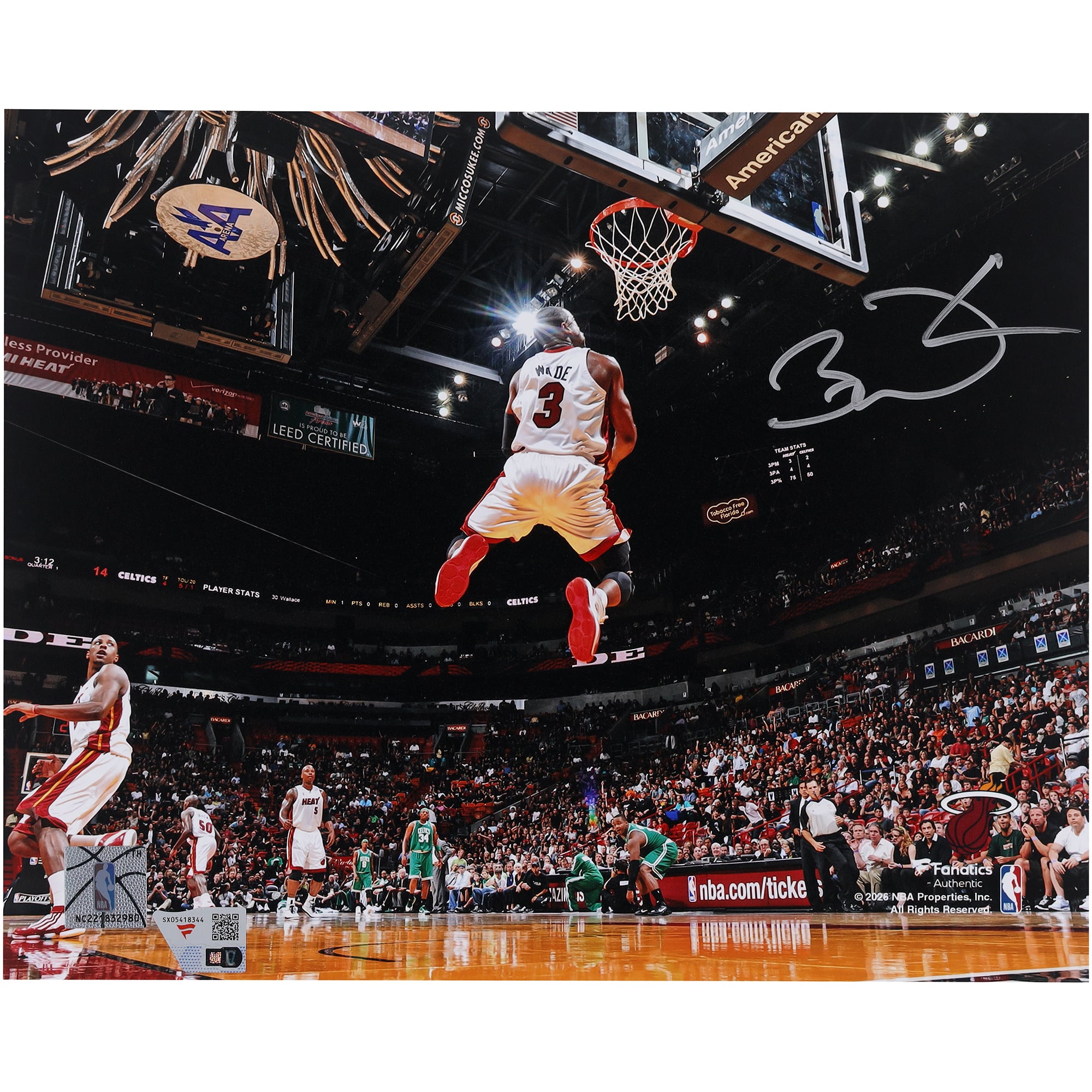 Photo de dunk inversée de Dwyane Wade (Miami Heat), autographiée (8" x 10")