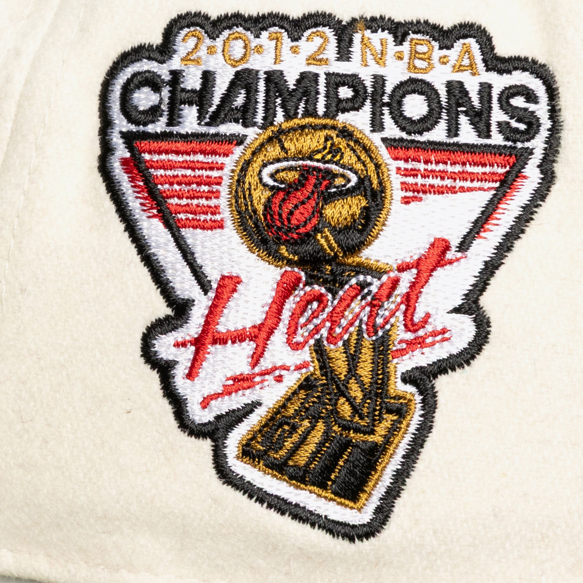 Casquette unisexe Mitchell & Ness crème Miami Heat Team Pro ajustable
