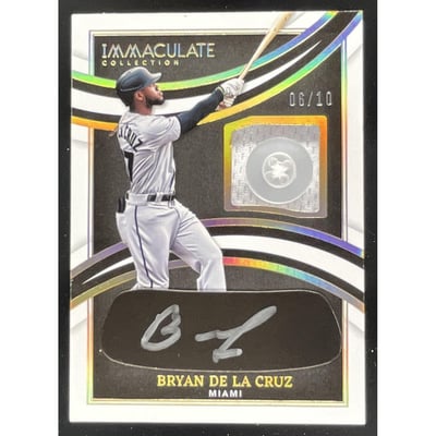 2022 Panini Immaculate Rookie Patch Autographs Button #123 Bryan De La Cruz RC