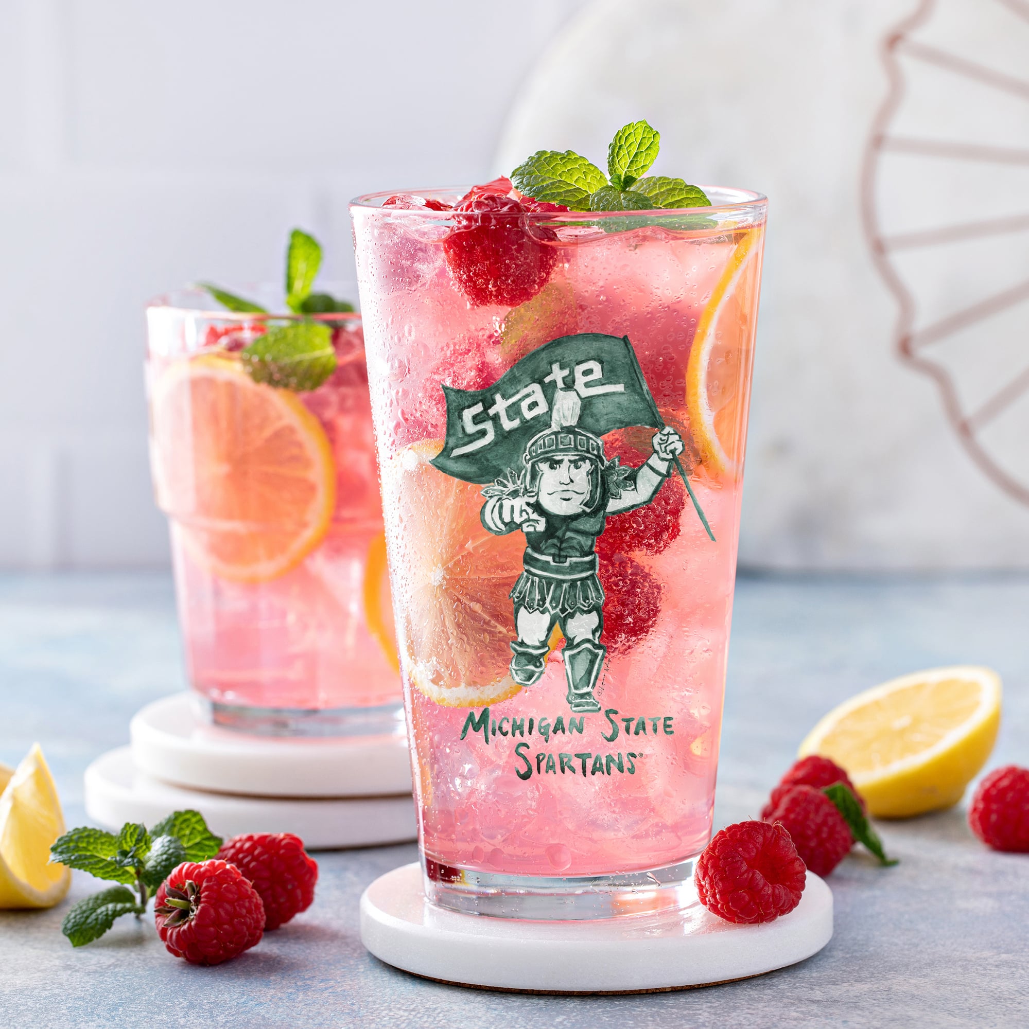 Ensemble de 2 verres à bière à l'effigie de Laura Wilcox, mascotte des Spartans de l'Université d'État du Michigan (Indigo Falls)
