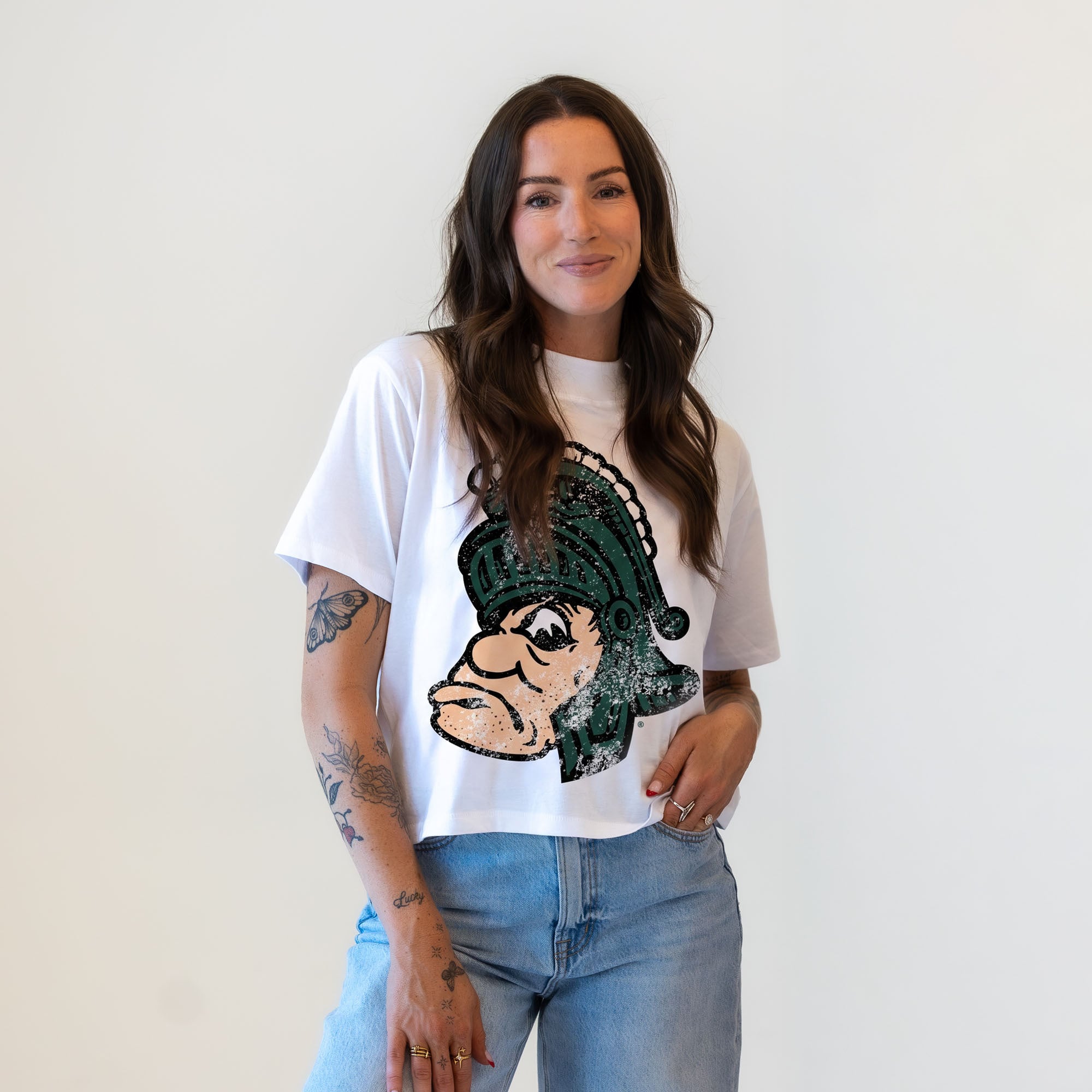 T-shirt blanc pour femmes « Women's Gameday Social » avec la mascotte des Spartans de l'Université d'État du Michigan (Vault Mascot)