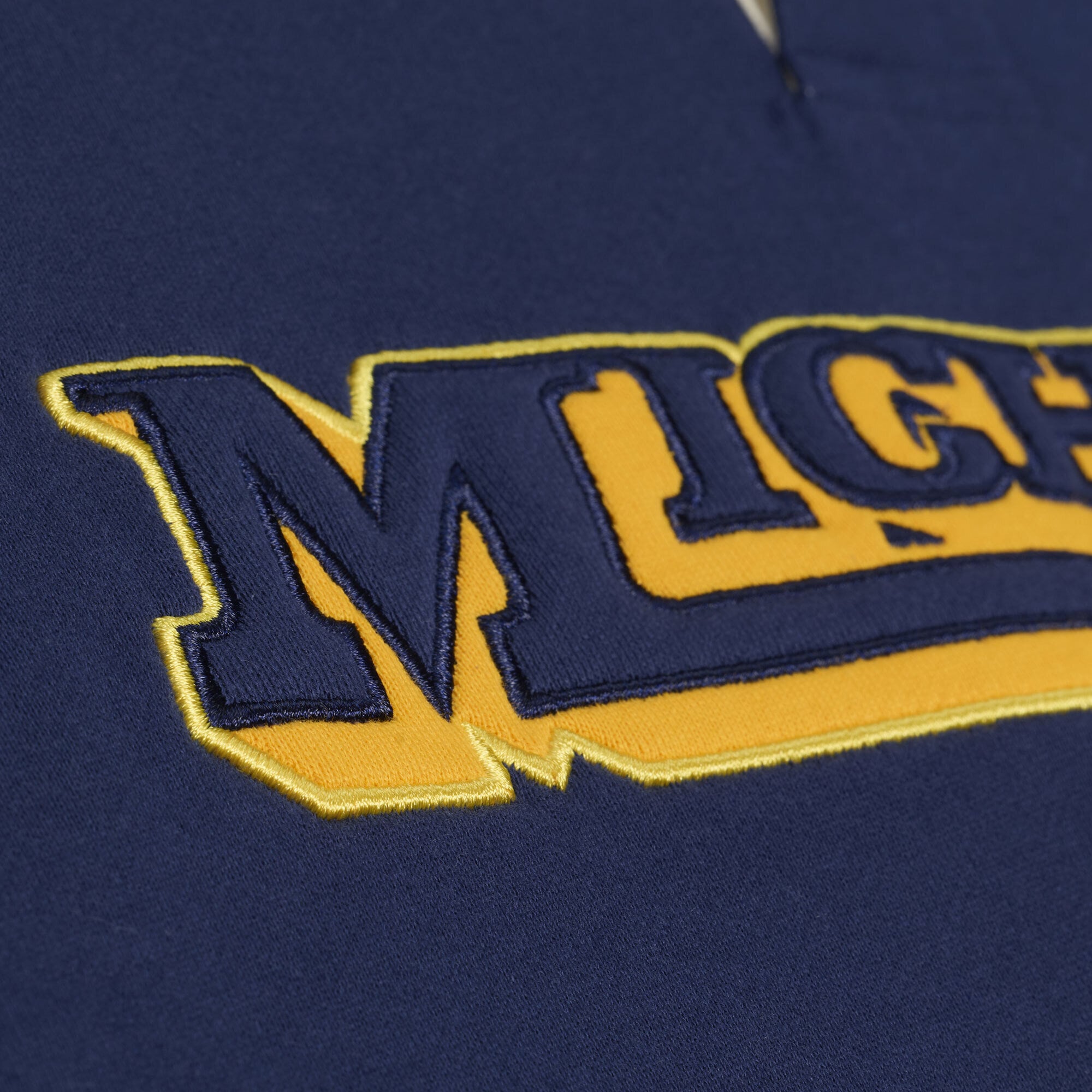 Polo en molleton français Mitchell & Ness bleu marine Michigan Wolverines Retro Roots pour homme