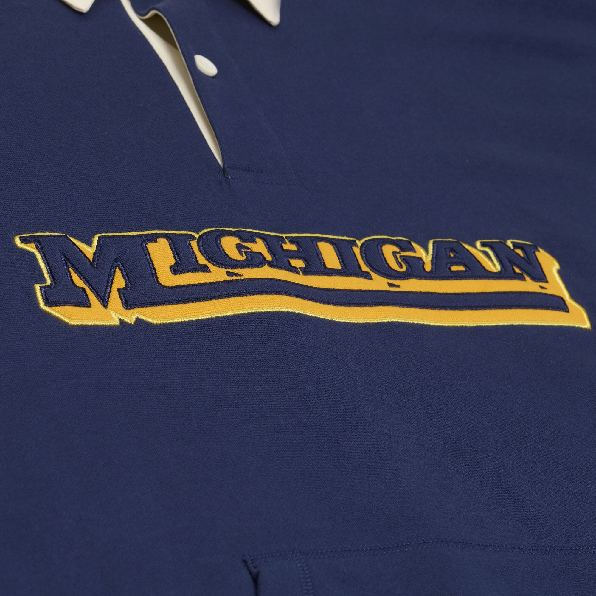 Polo en molleton français Mitchell & Ness bleu marine Michigan Wolverines Retro Roots pour homme