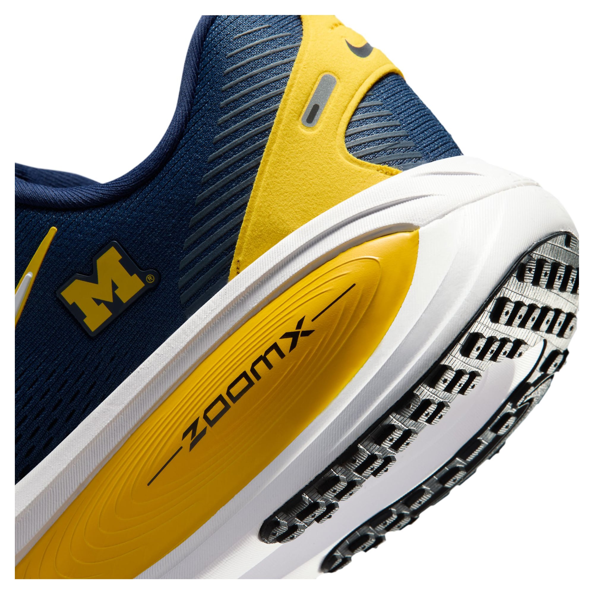 Men's Nike Michigan Wolverines Vomero 18 Running Shoes