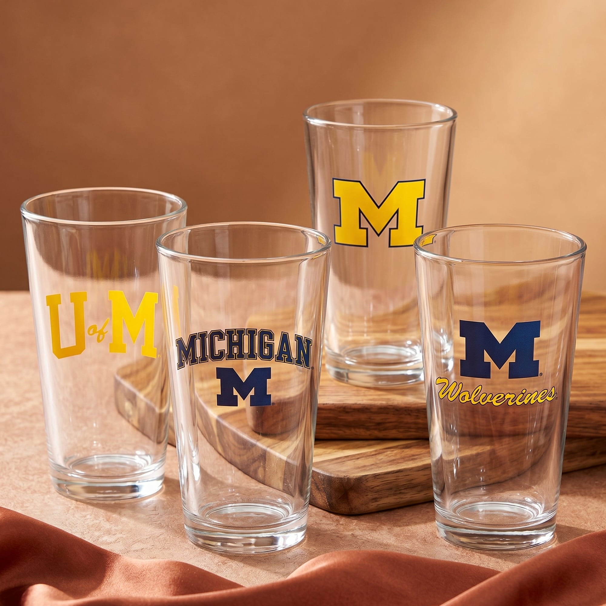 Ensemble de quatre verres à bière de collection Michigan Wolverines de 473 ml (16 oz).