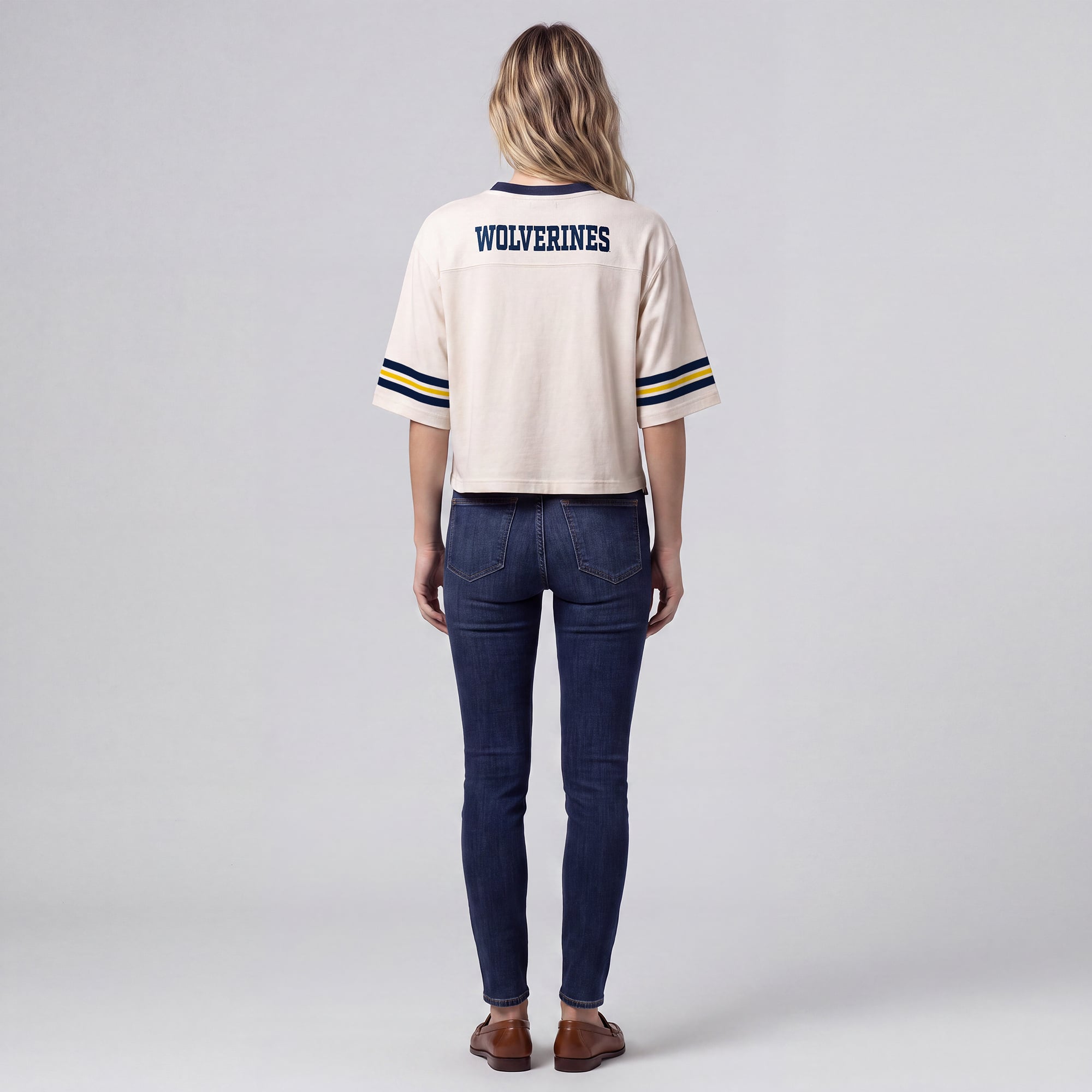 T-shirt court à empiècement carré Mitchell & Ness crème Michigan Wolverines pour femme