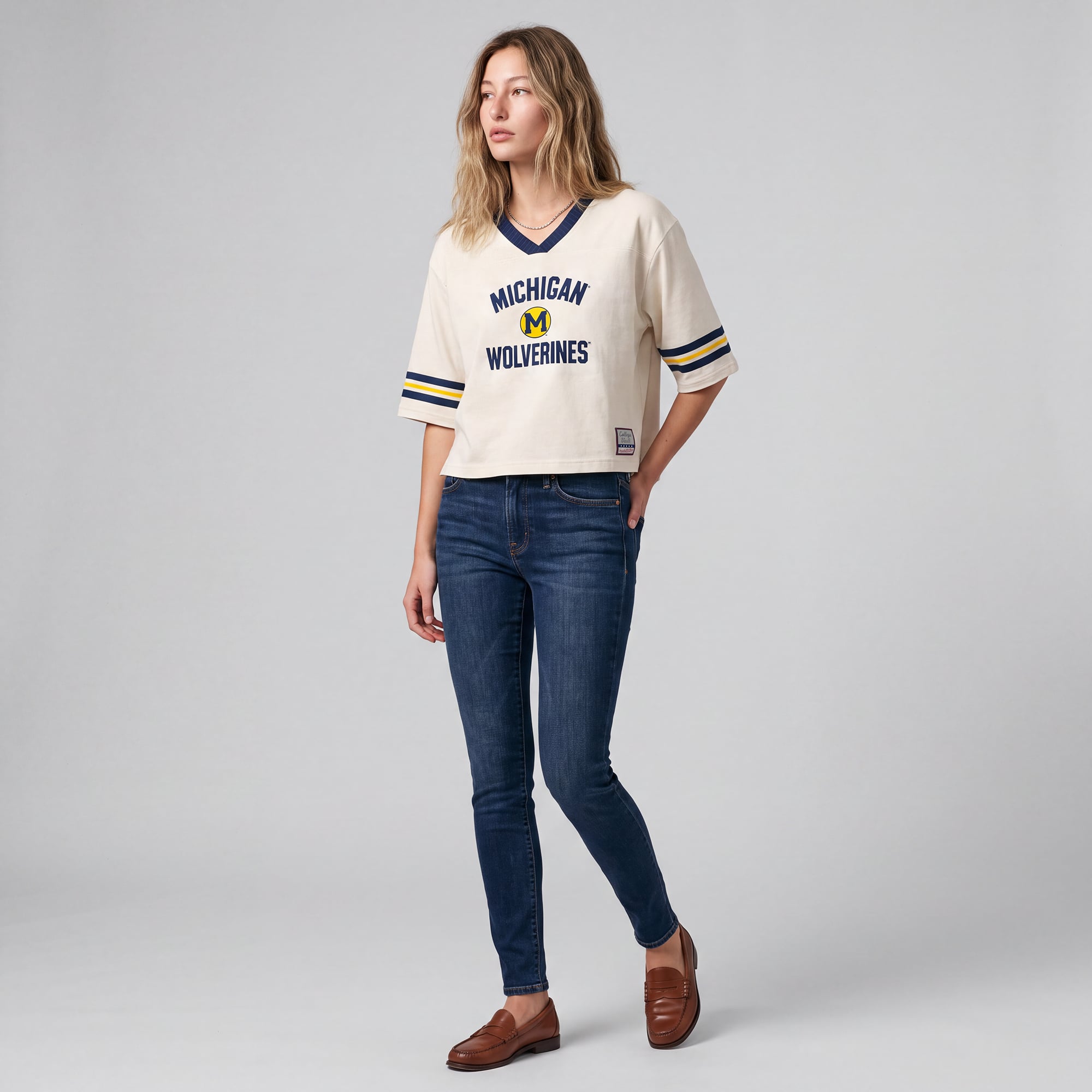 T-shirt court à empiècement carré Mitchell & Ness crème Michigan Wolverines pour femme