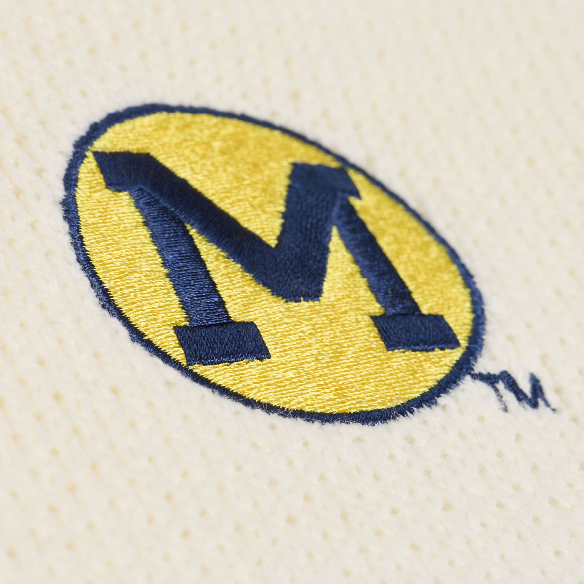 Pull à col en V Mitchell & Ness crème Michigan Wolverines Retro Roots pour femme