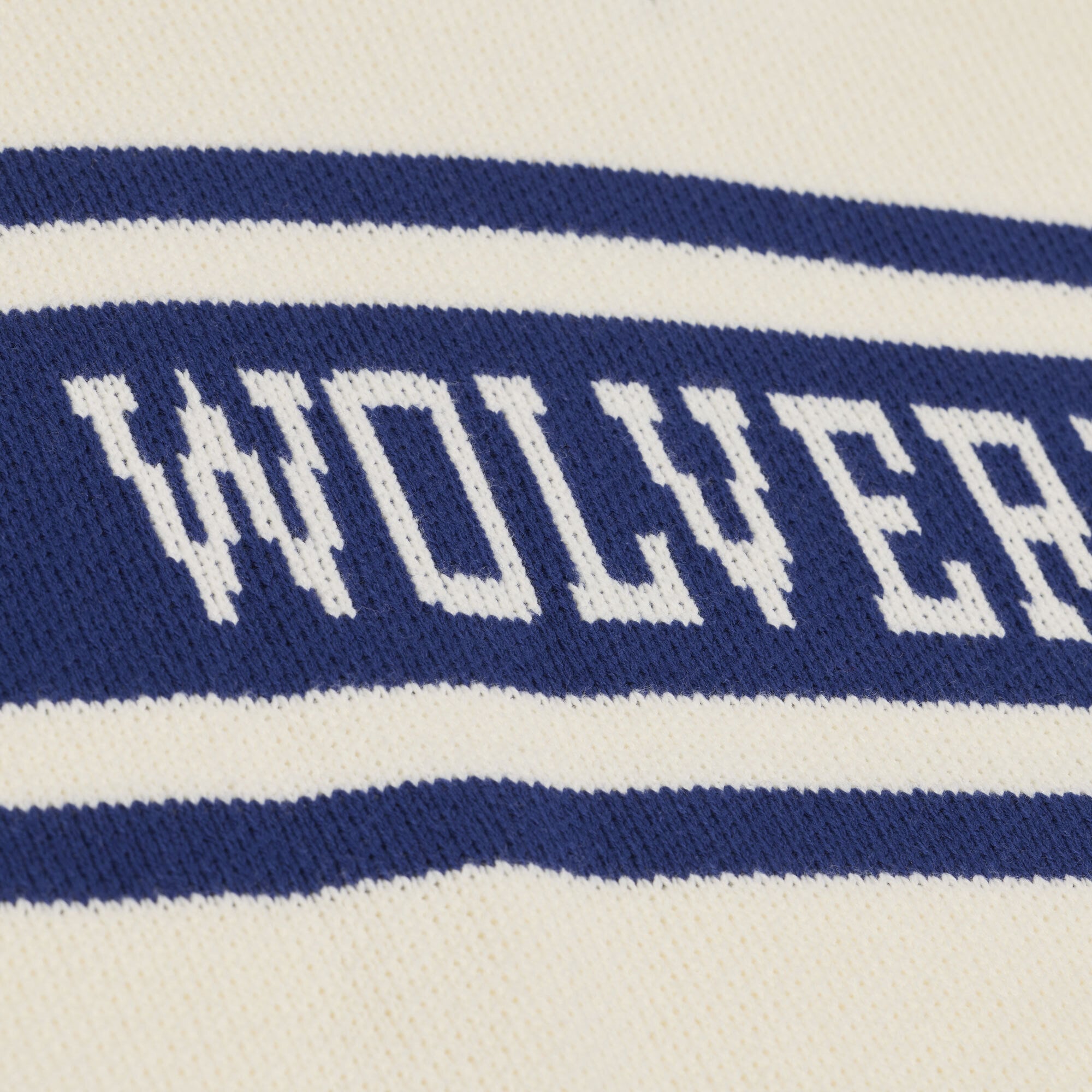 Pull à col en V Mitchell & Ness crème Michigan Wolverines Retro Roots pour femme