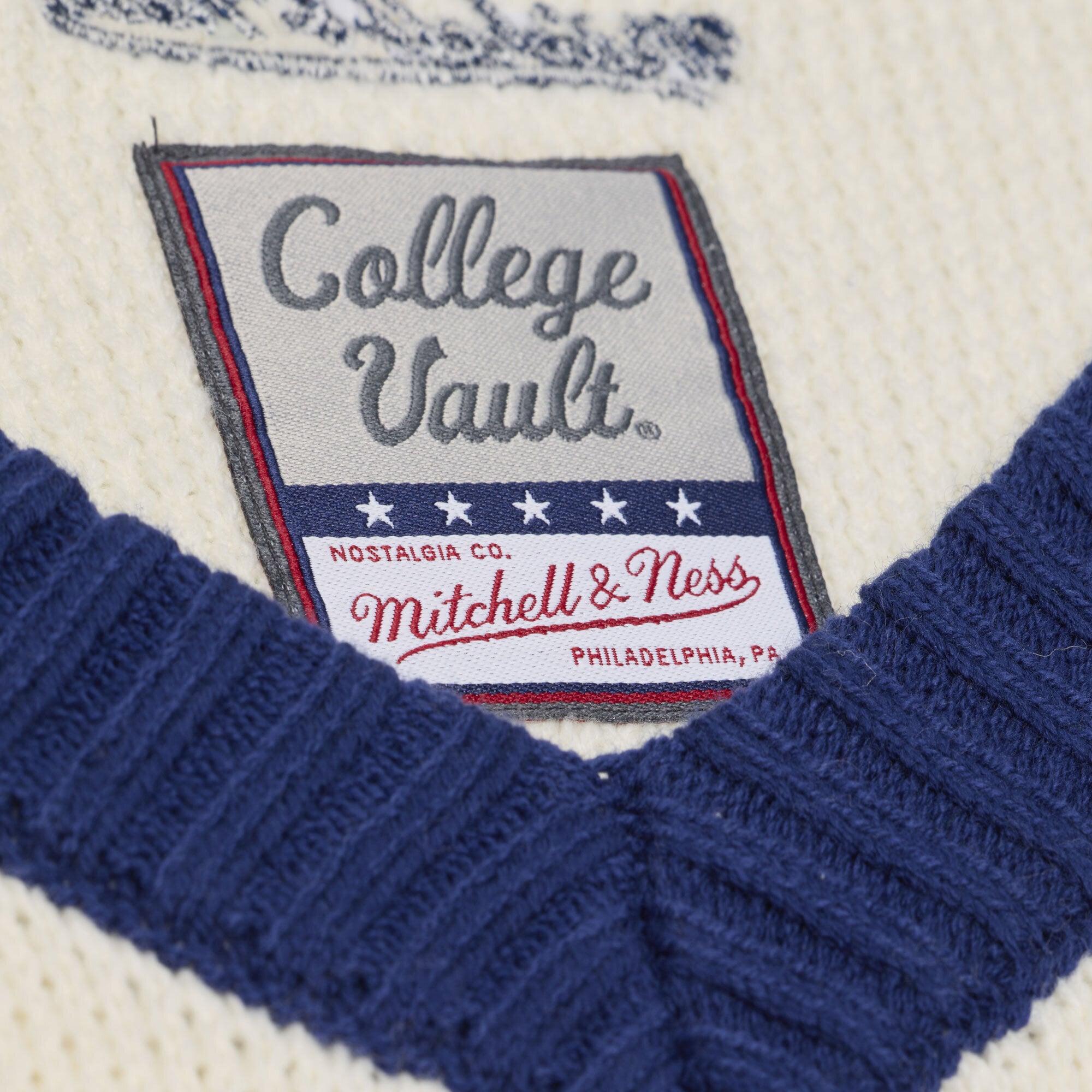 Pull à col en V Mitchell & Ness crème Michigan Wolverines Retro Roots pour femme