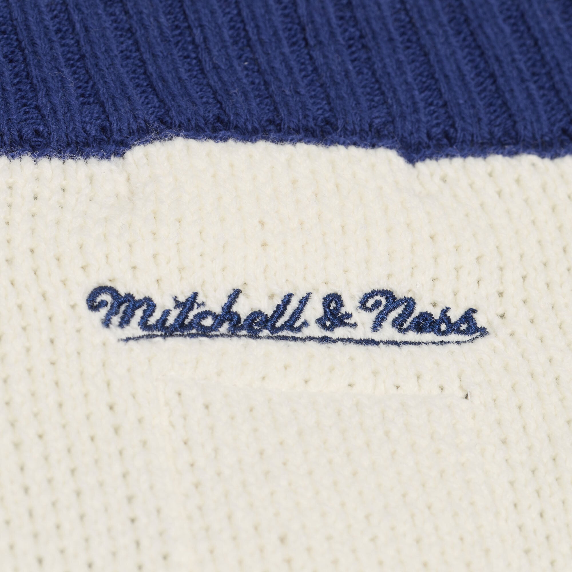 Pull à col en V Mitchell & Ness crème Michigan Wolverines Retro Roots pour femme
