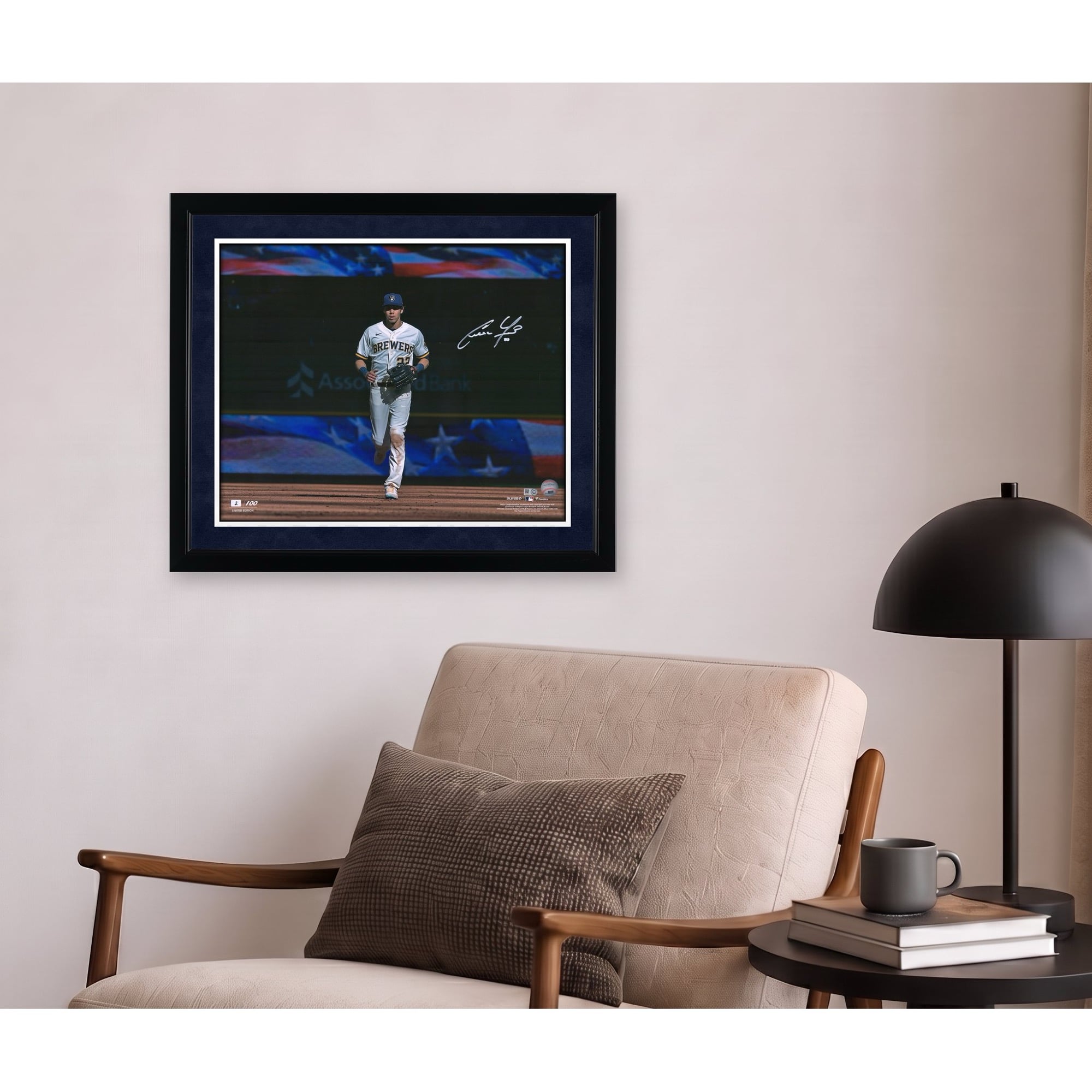 Photo dédicacée de Christian Yelich (Milwaukee Brewers) entrant sur le terrain (40,6 x 50,8 cm) - Édition limitée à 100 exemplaires